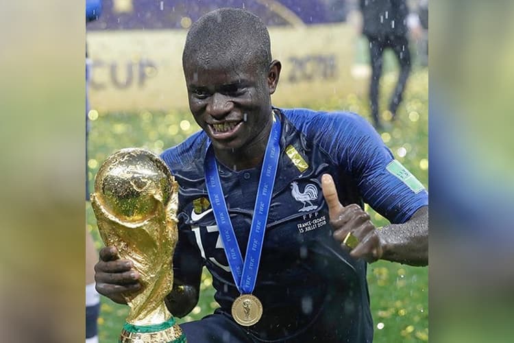 N’Golo Kanté, jogador da França, posa para foto segurando o troféu da Copa do Mundo, em Moscou – 15/07/2018
