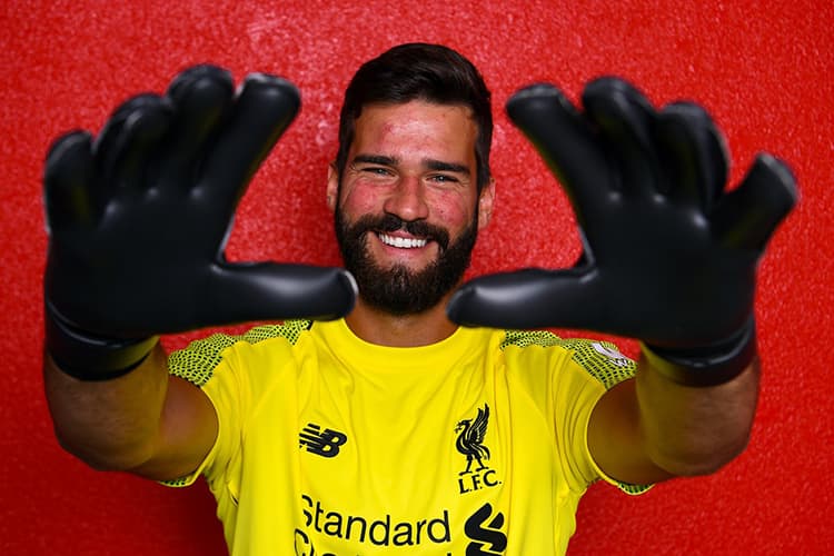 O goleiro brasileiro Alisson é contratado pelo Liverpool