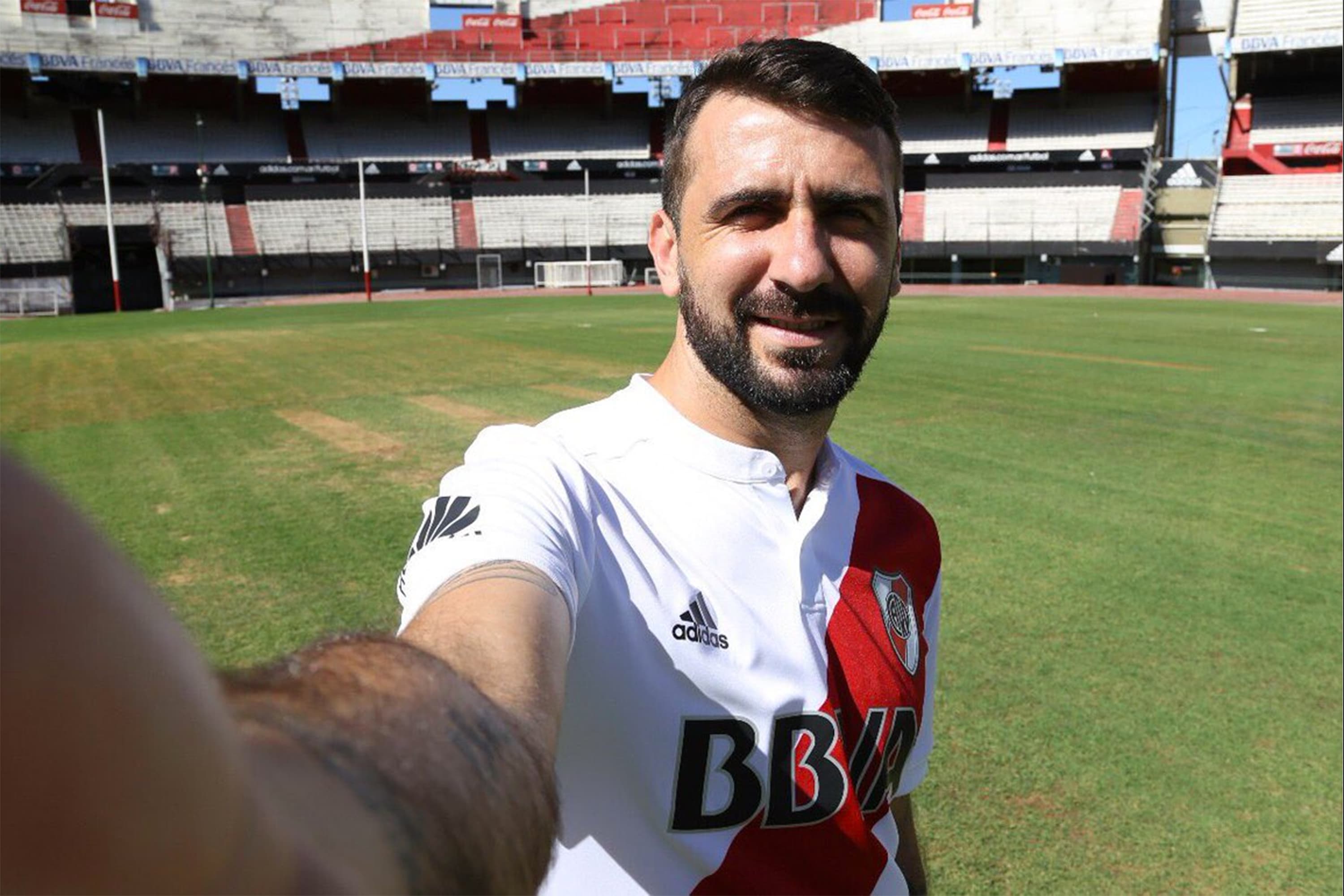 River Plate divulga foto do jogador Lucas Pratto com a legenda “Feliz de estar aqui”