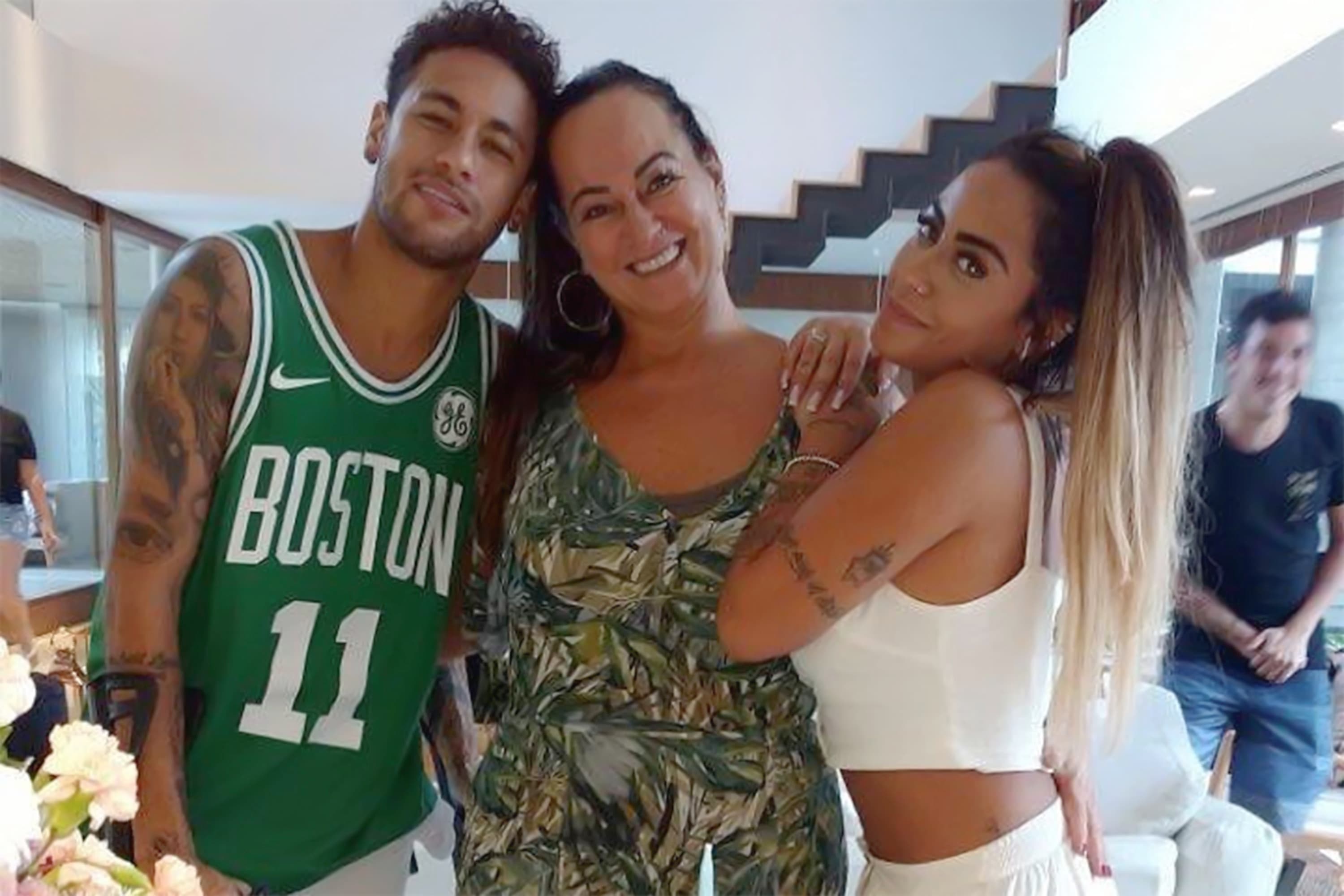 Mãe de Neymar posta mensagem de apoio ao filho nas redes sociais