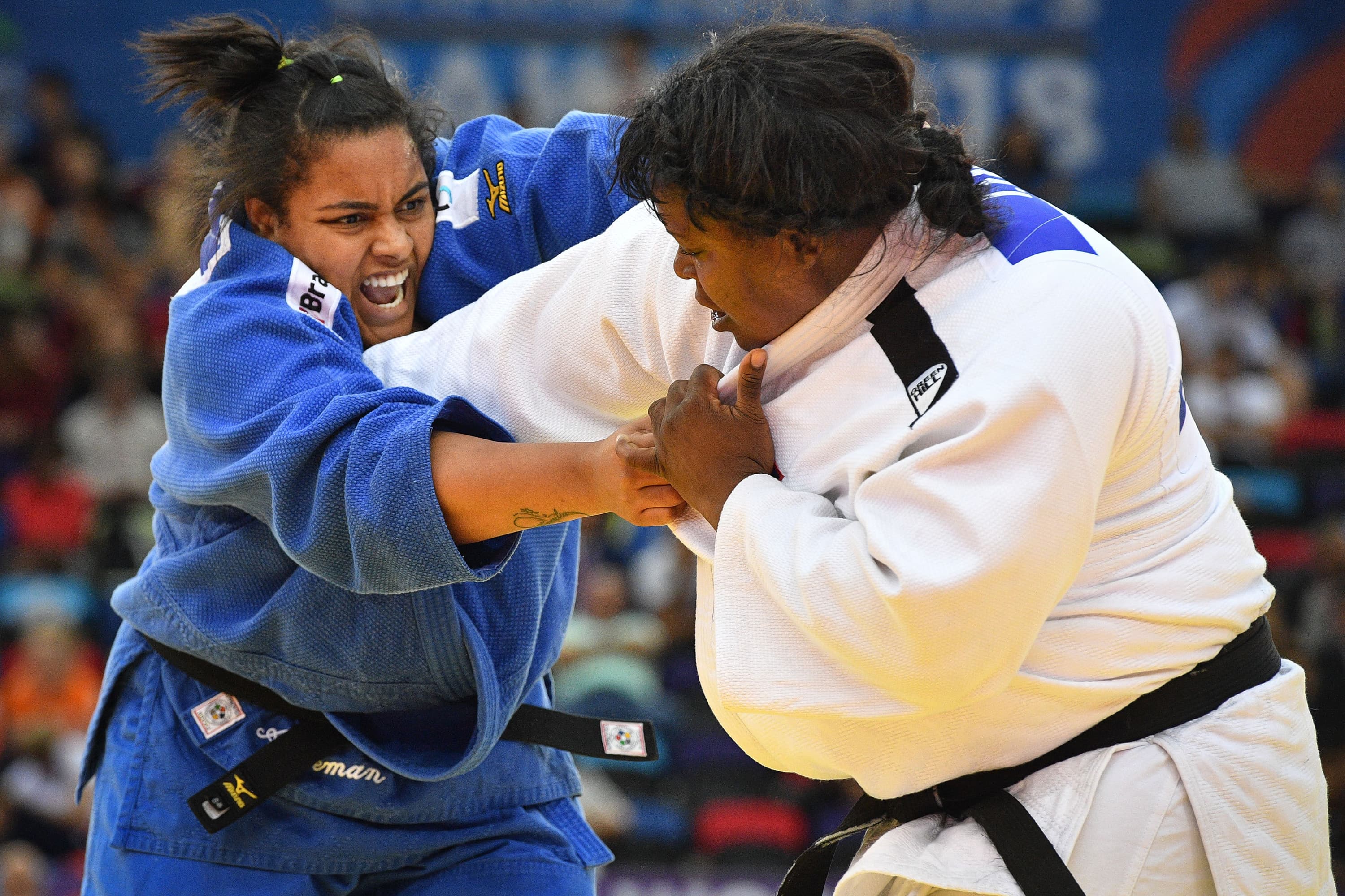 A cubana Idalys Ortiz luta contra a brasileira Maria Suelen Altheman (azul) na semifinal da categoria acima de 78kg do Campeonato Mundial de Judô em Baku, no Azerbaijão – 26/09/2018