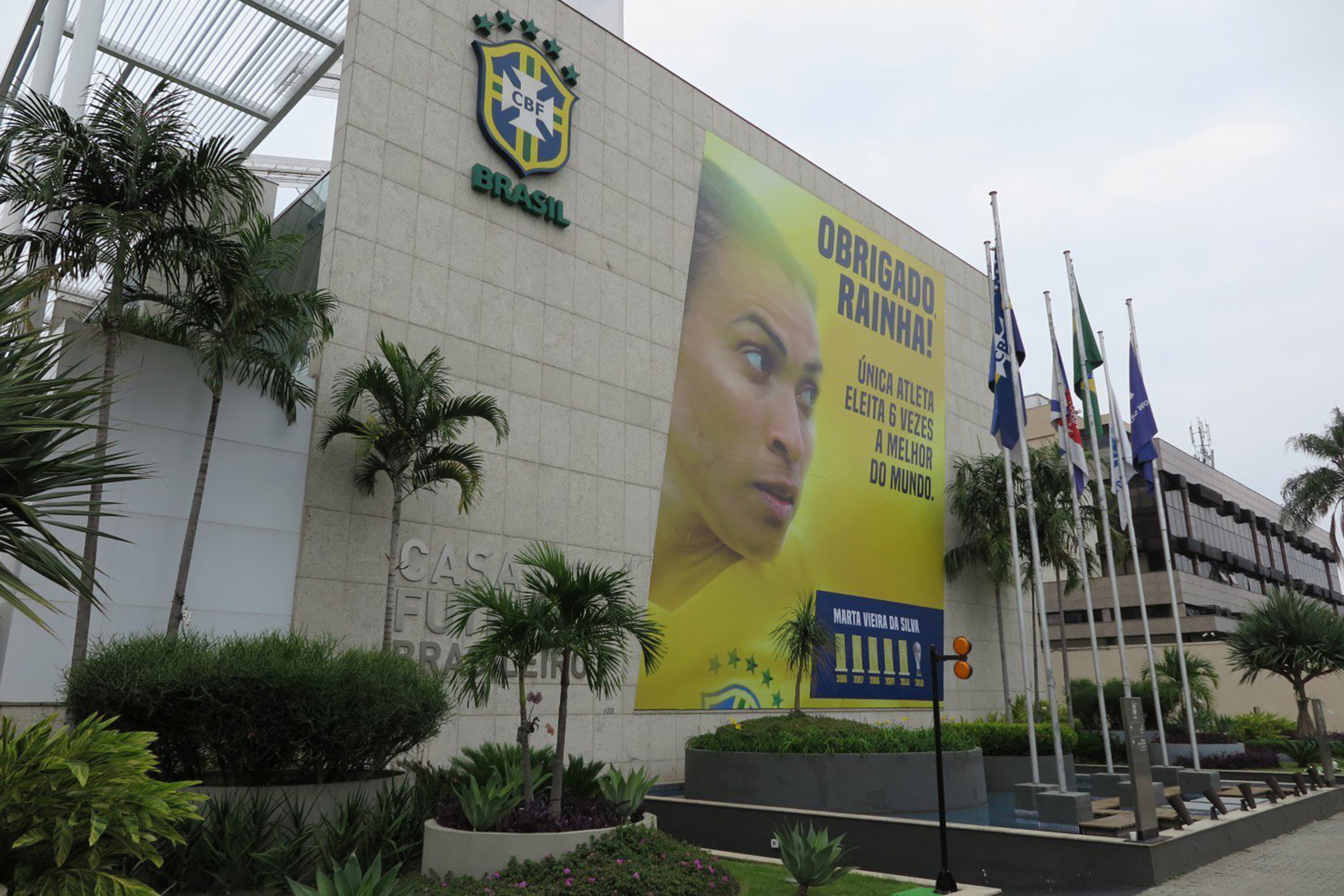 Sede da CBF ganha banner em homenagem à jogadora Marta