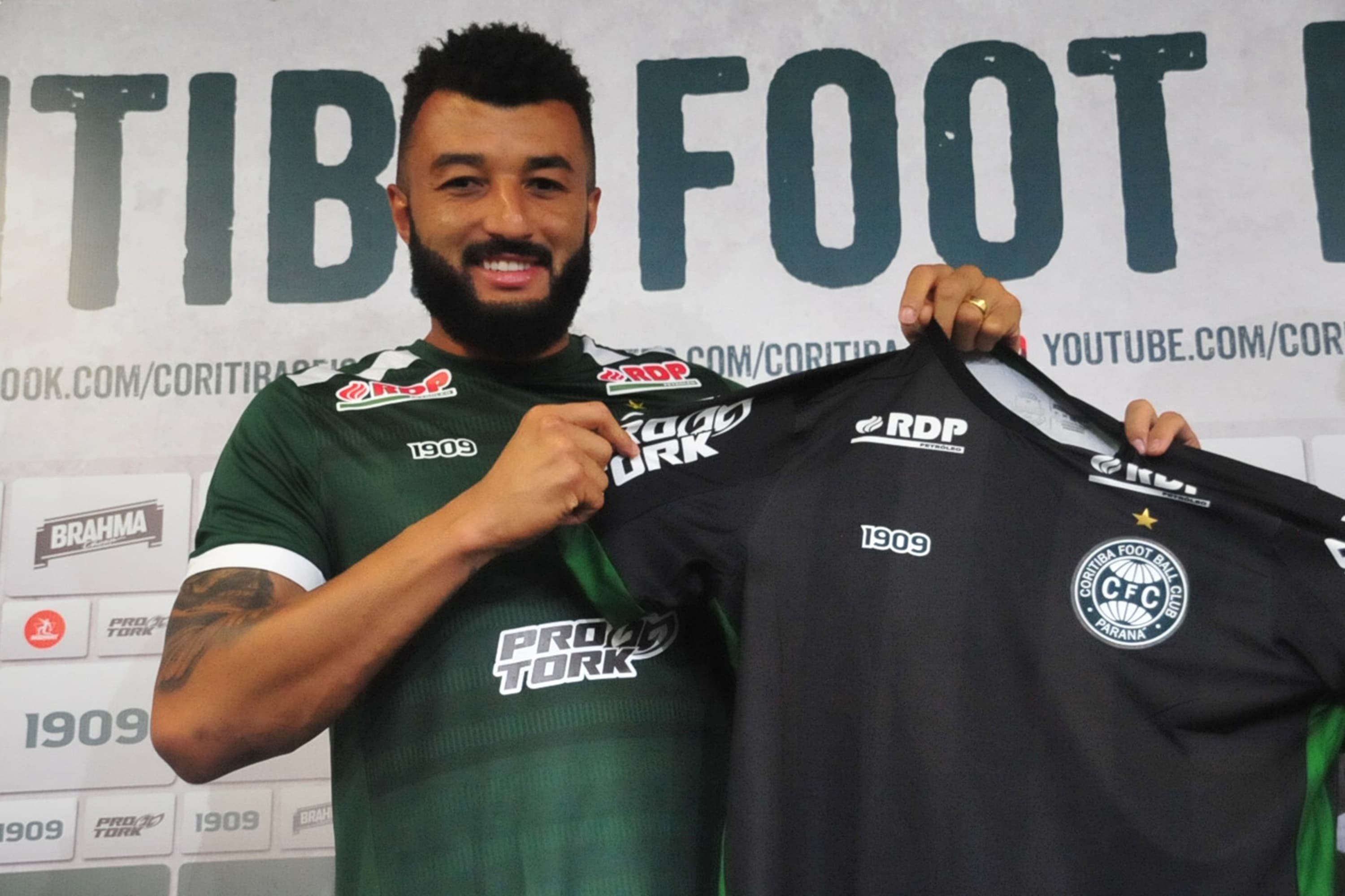 Alex Muralha foi apresentado como novo goleiro do Coritiba, no estádio Couto Pereira em Curitiba (PR)
