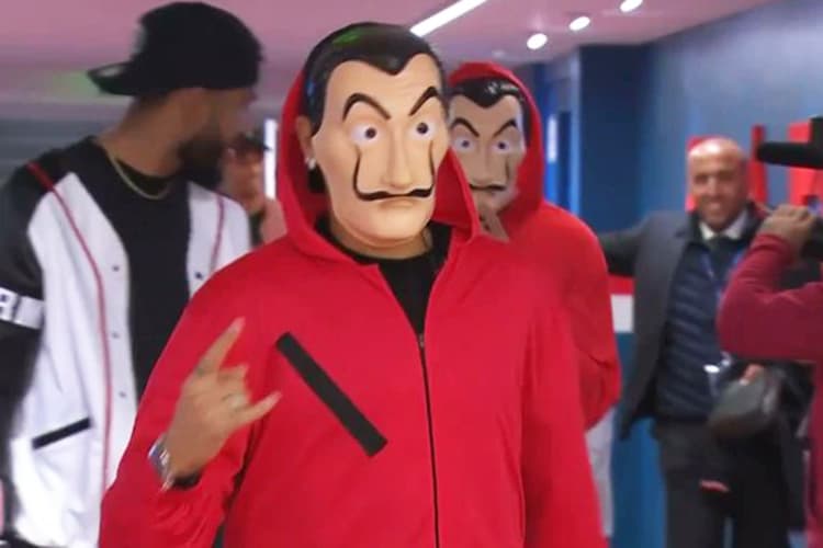 Neymar e Mbappé chegam em jogo fantasiados com roupas da série “La Casa de Papel”