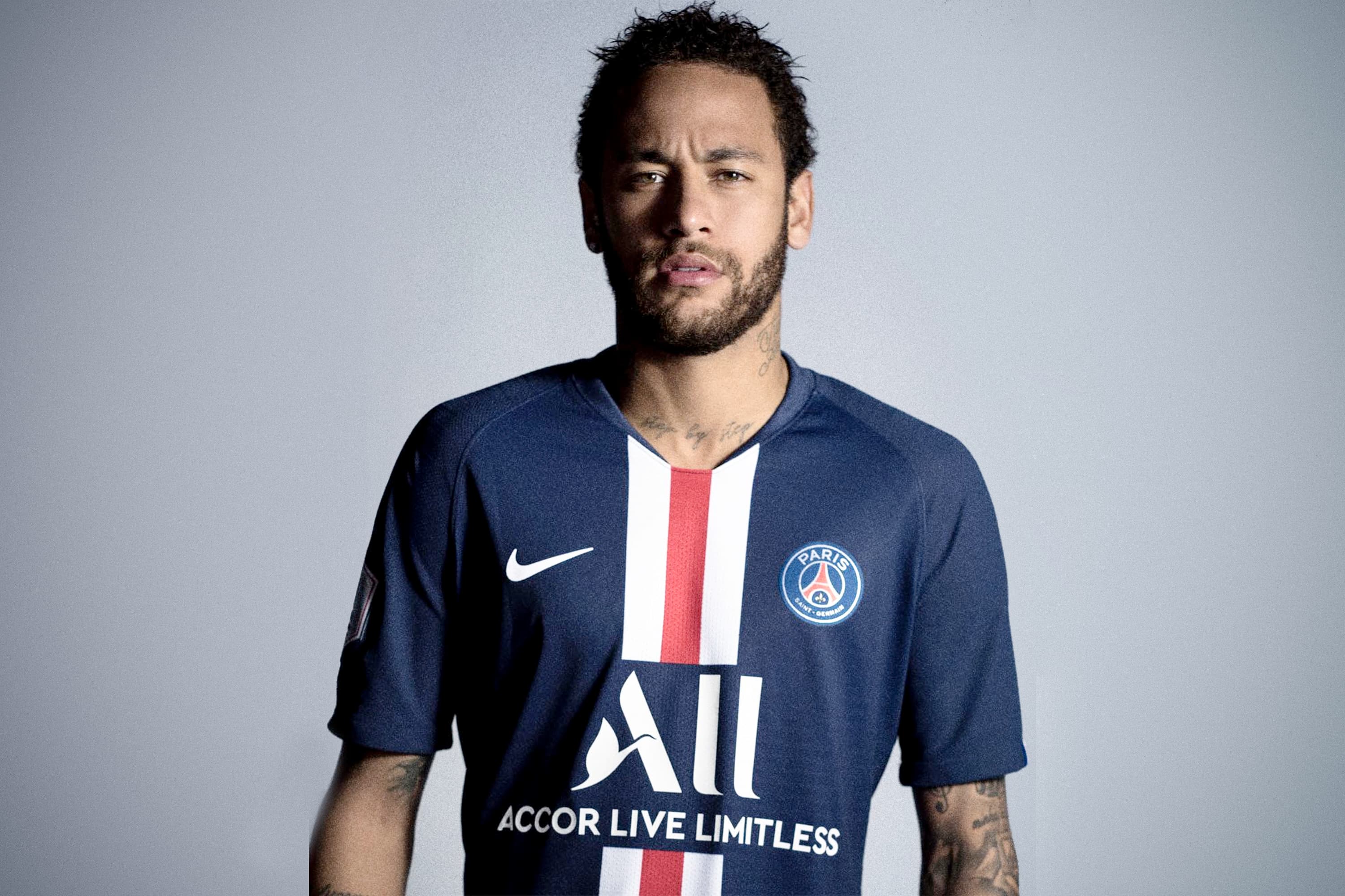 Neymar com o novo uniforme do PSG