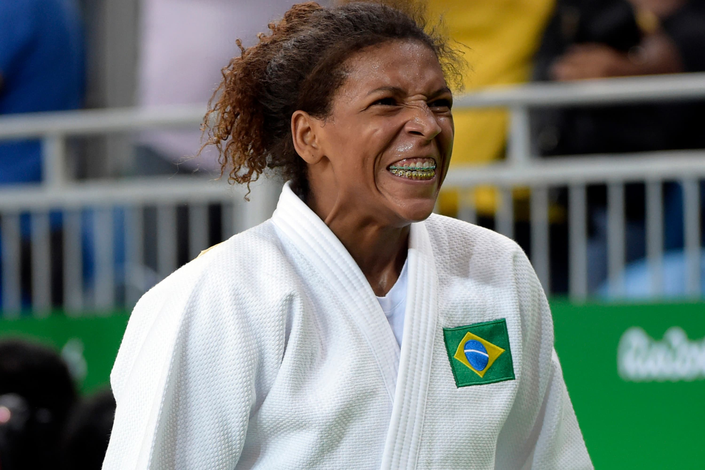 Rafaela Silva comemora após vencer a romena Corina Caprioriu na categoria até 57Kg