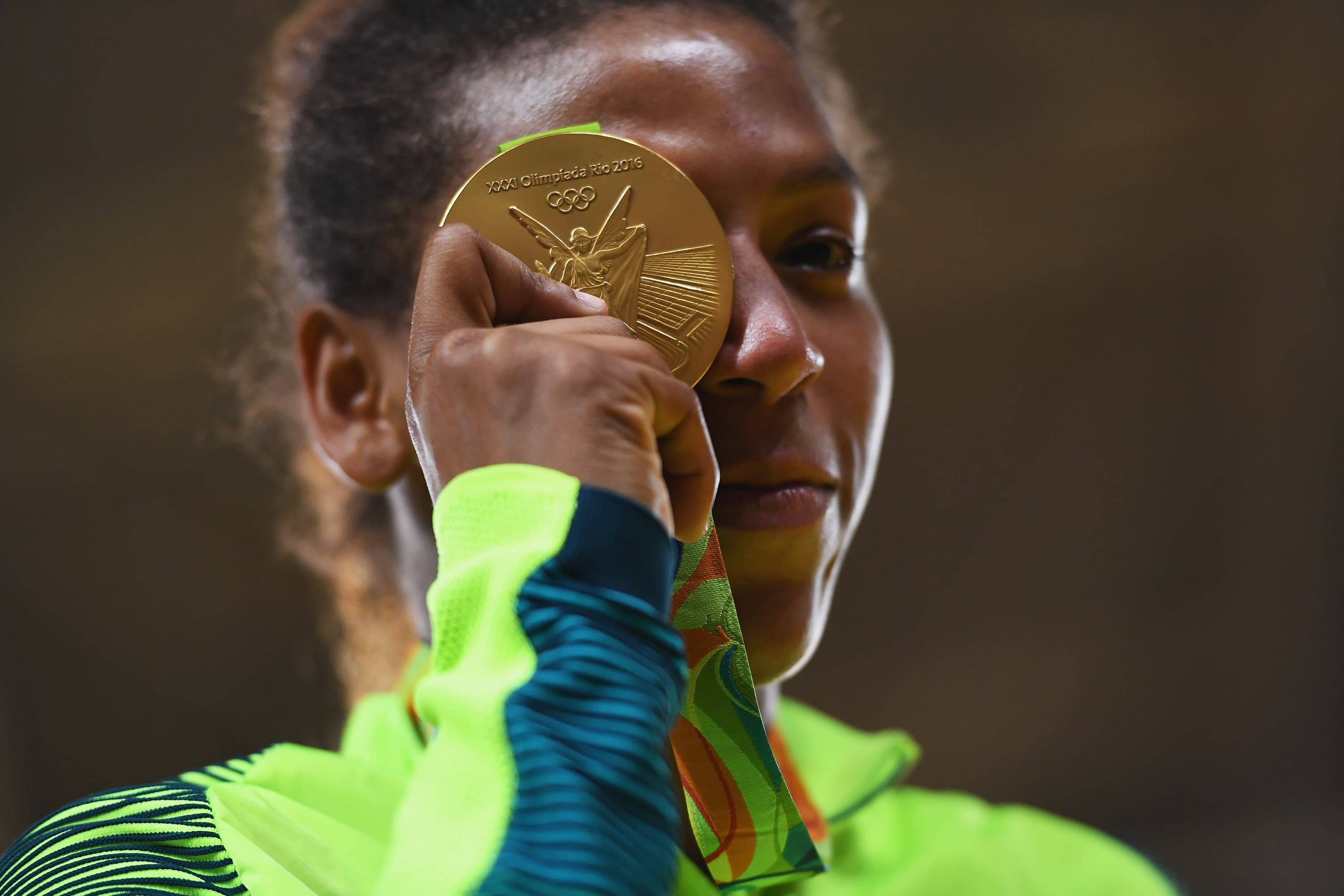 A judoca brasileira Rafaela Silva conquista a medalha de ouro no judô após vencer Sumiya Dorjsuren da Mongólia na categoria até 57Kg