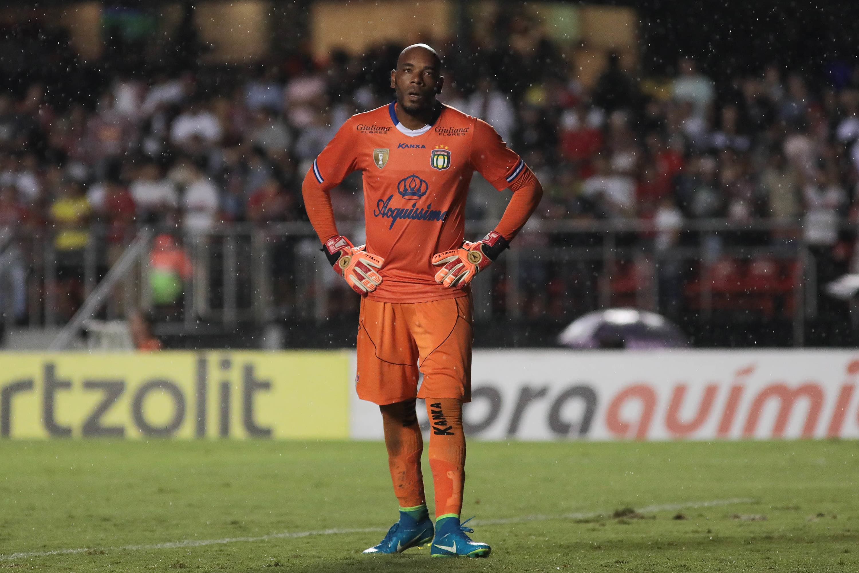 Goleiro Paes, do São Caetano, lamenta sua falha no primeiro gol do São Paulo durante jogo das quartas de final do Campeonato Paulista, realizado no Estádio do Morumbi – 20/03/2018