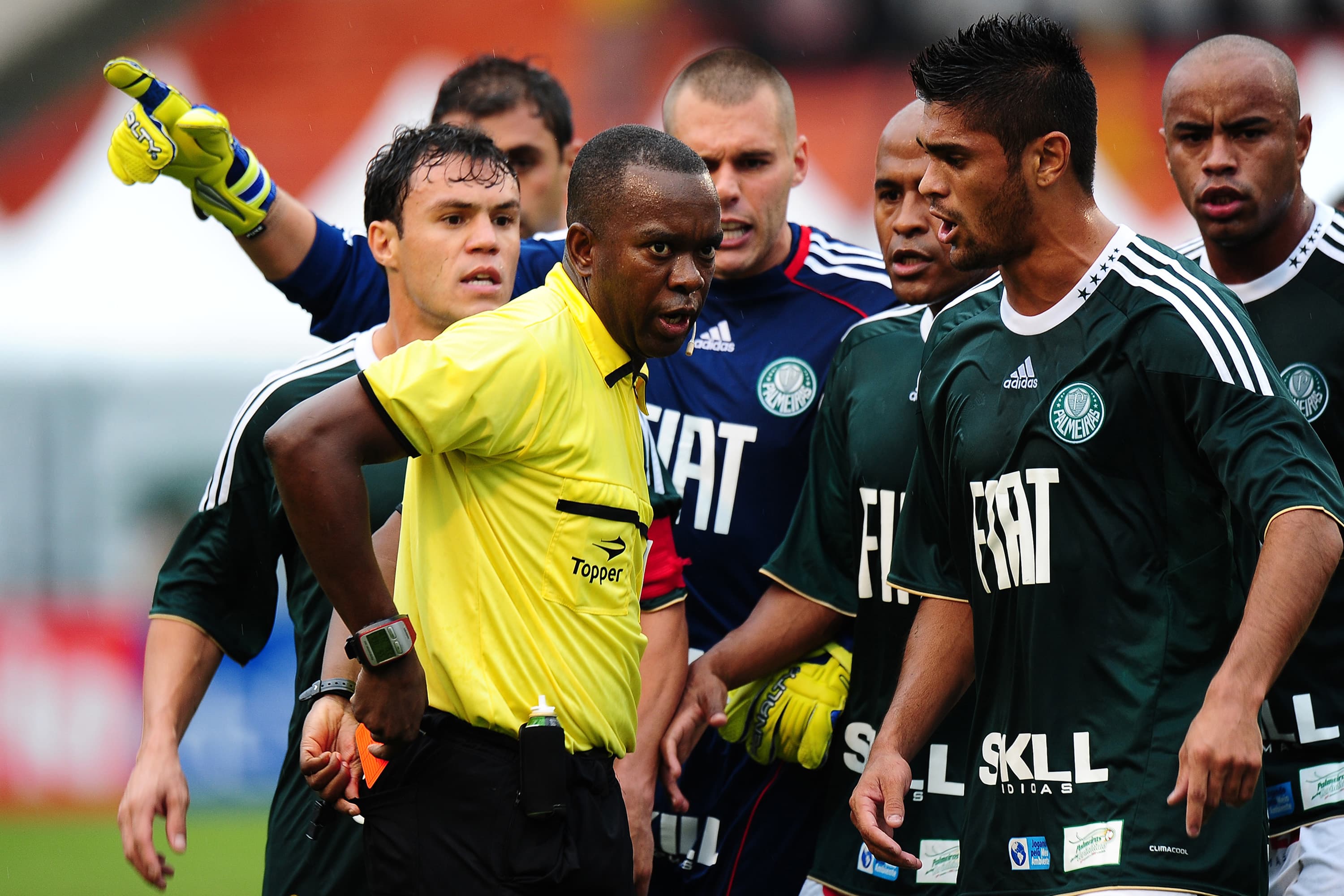 O árbitro Paulo César de Oliveira aplica cartão vermelho para o zagueiro palmeirense Danilo durante a semifinal do Campeonato Paulista de 2011 entre Palmeiras e Corinthians no Pacaembú