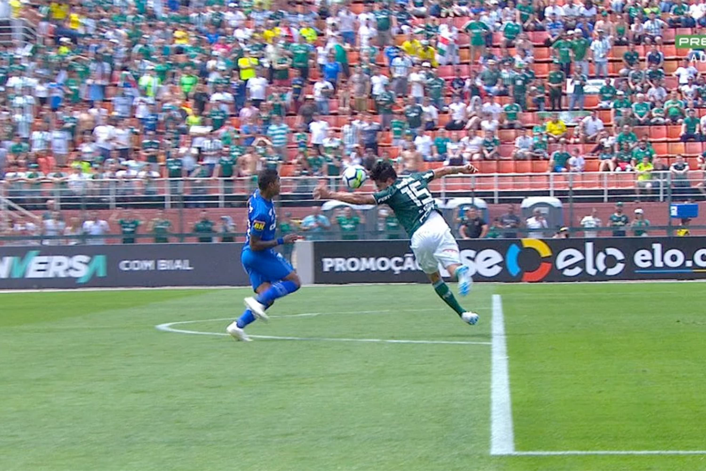 Gustavo Gómez do Palmeiras toca a bola com a mão fora da área e o juiz marca pênalti para o Cruzeiro