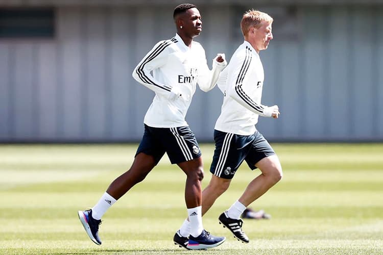 Vinícius Júnior, jogador do Real Madrid, volta a treinar com a equipe espanhola