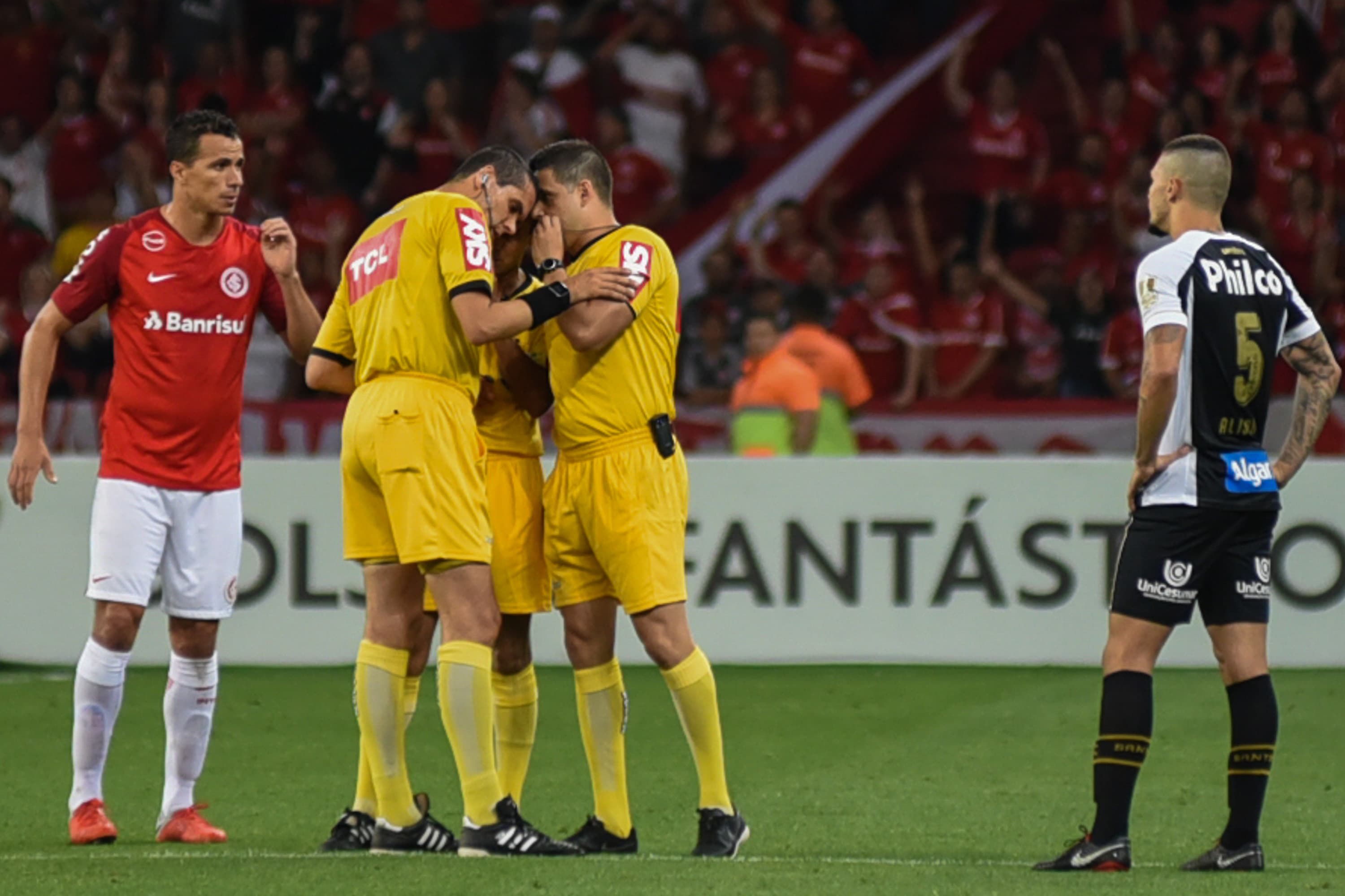 O árbitro Ricardo Marques Ribeiro, anula o gol do Leandro Damião para o Internacional, durante partida contra o Santos válida pela 30ª rodada do Campeonato Brasileiro no Estádio Beira-Rio em Porto Alegre – 22/10/2018