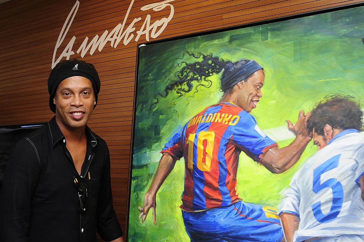 Exposição de quadros do artista Emerson Carvalho de Souza ( Camaleão) em homenagem ao ex-jogador Ronaldinho Gaúcho, no Estádio do Maracanã – 28/02/2019