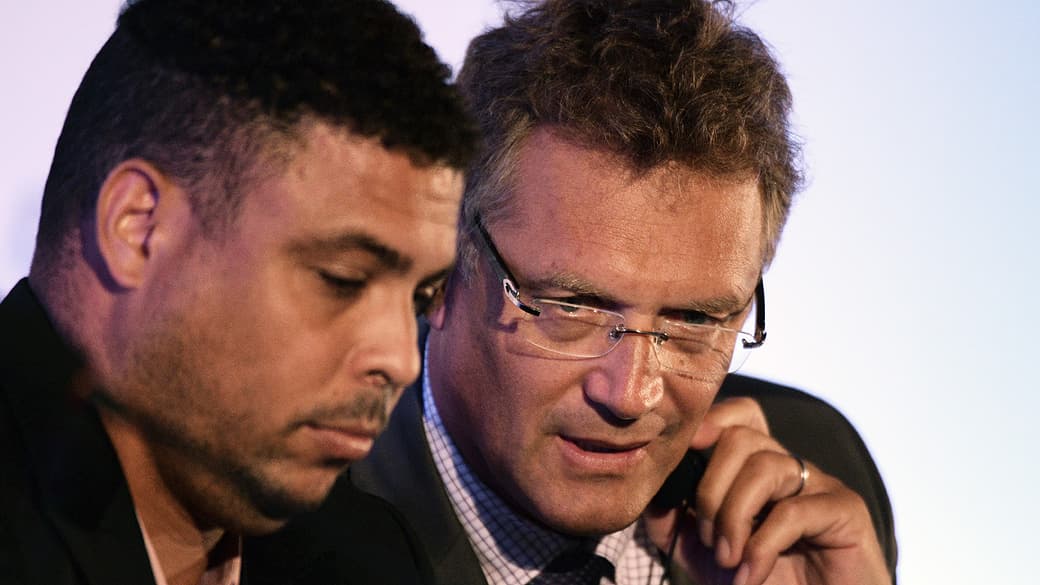 Secretário Geral da FIFA, Jérôme Valcke com Ronaldo Nazario membro do comitê organizador local da Copa do Mundo de 2014, durante uma visita ao Estádio do Maracanã, no Rio de Janeiro