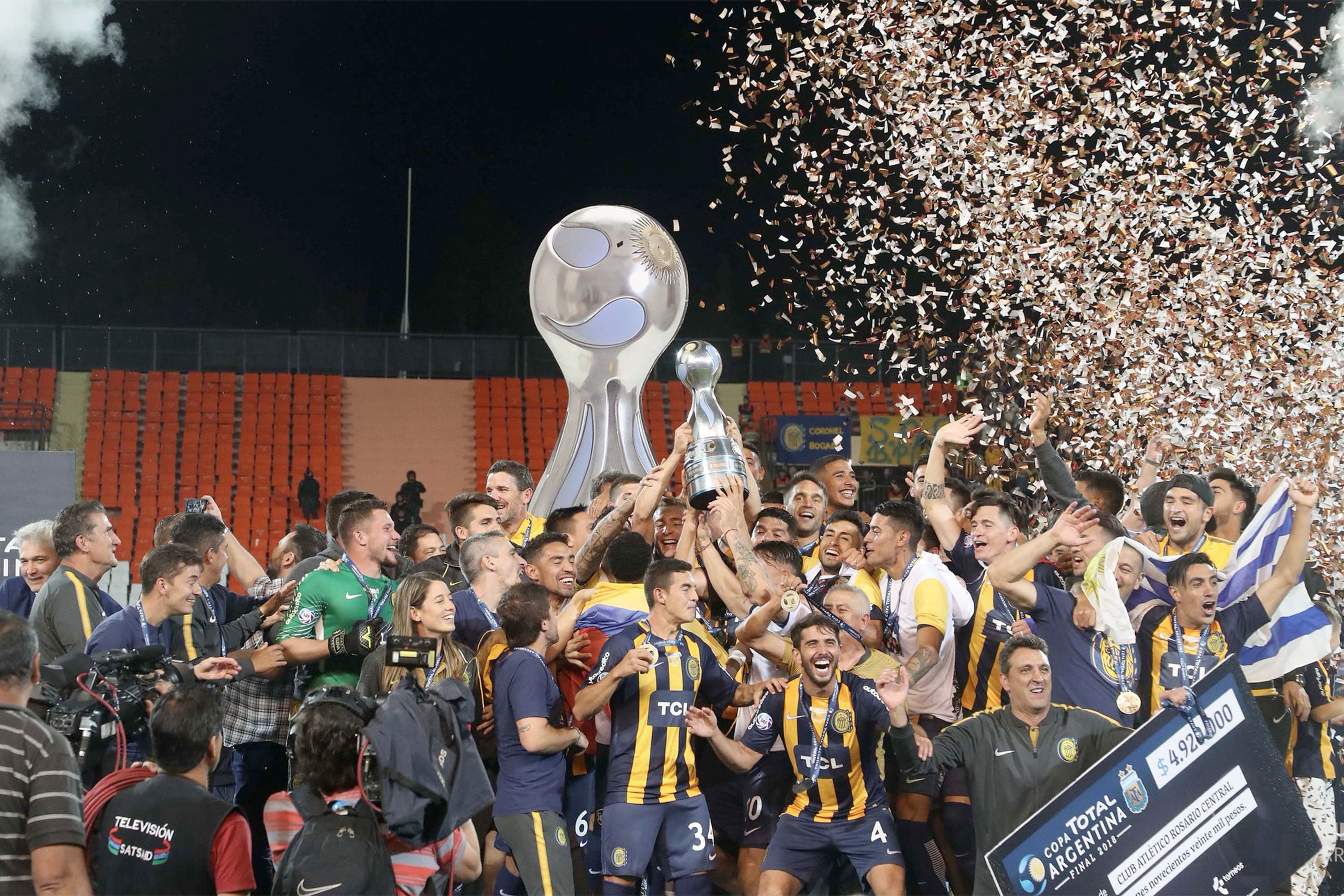 Jogadores do Rosário Central comemoram a conquista a Copa da Argentina após vitória nos pênaltis sobre o Gimnasia del la Plata