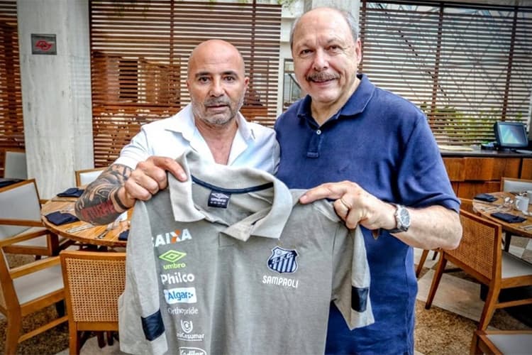 Sampaoli posou com o presidente José Carlos Peres