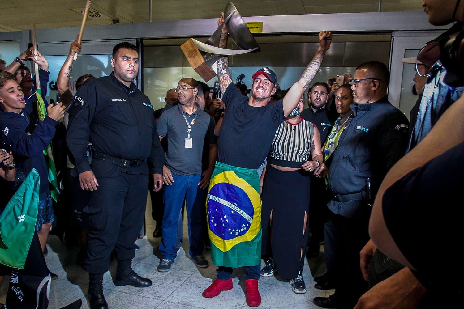 Gabriel Medina é recepcionado por fãs no Aeroporto Internacional de Guarulhos, após a conquista do bicampeonato mundial de surfe – 22/12/2018