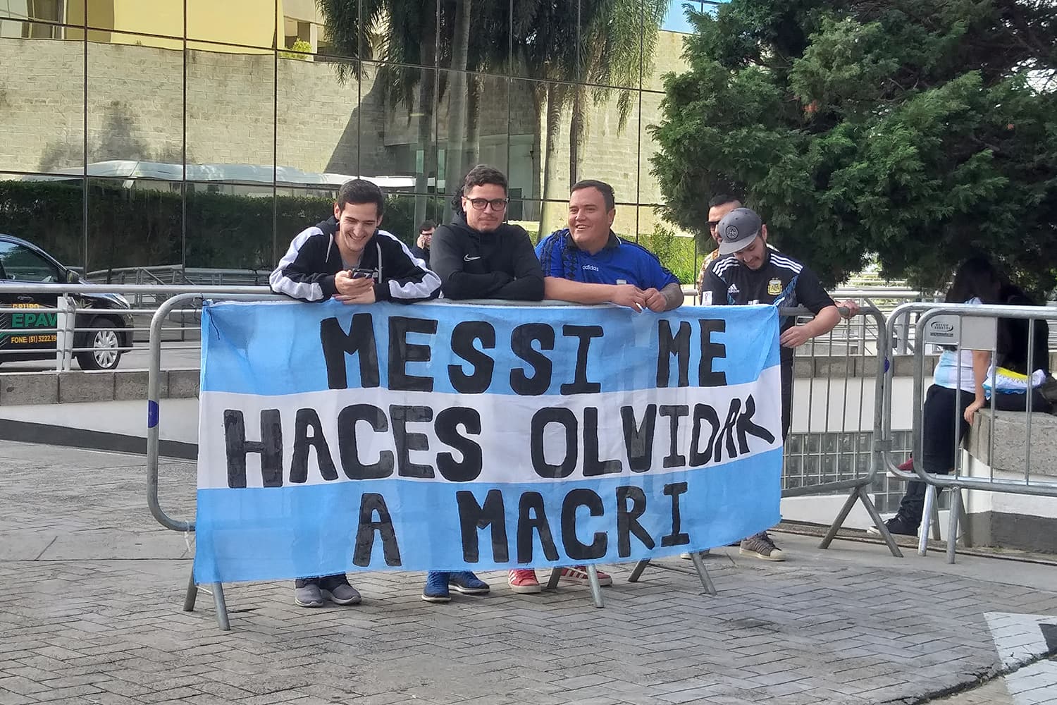 Torcedores argentinos em frente ao hotel em Porto Alegre