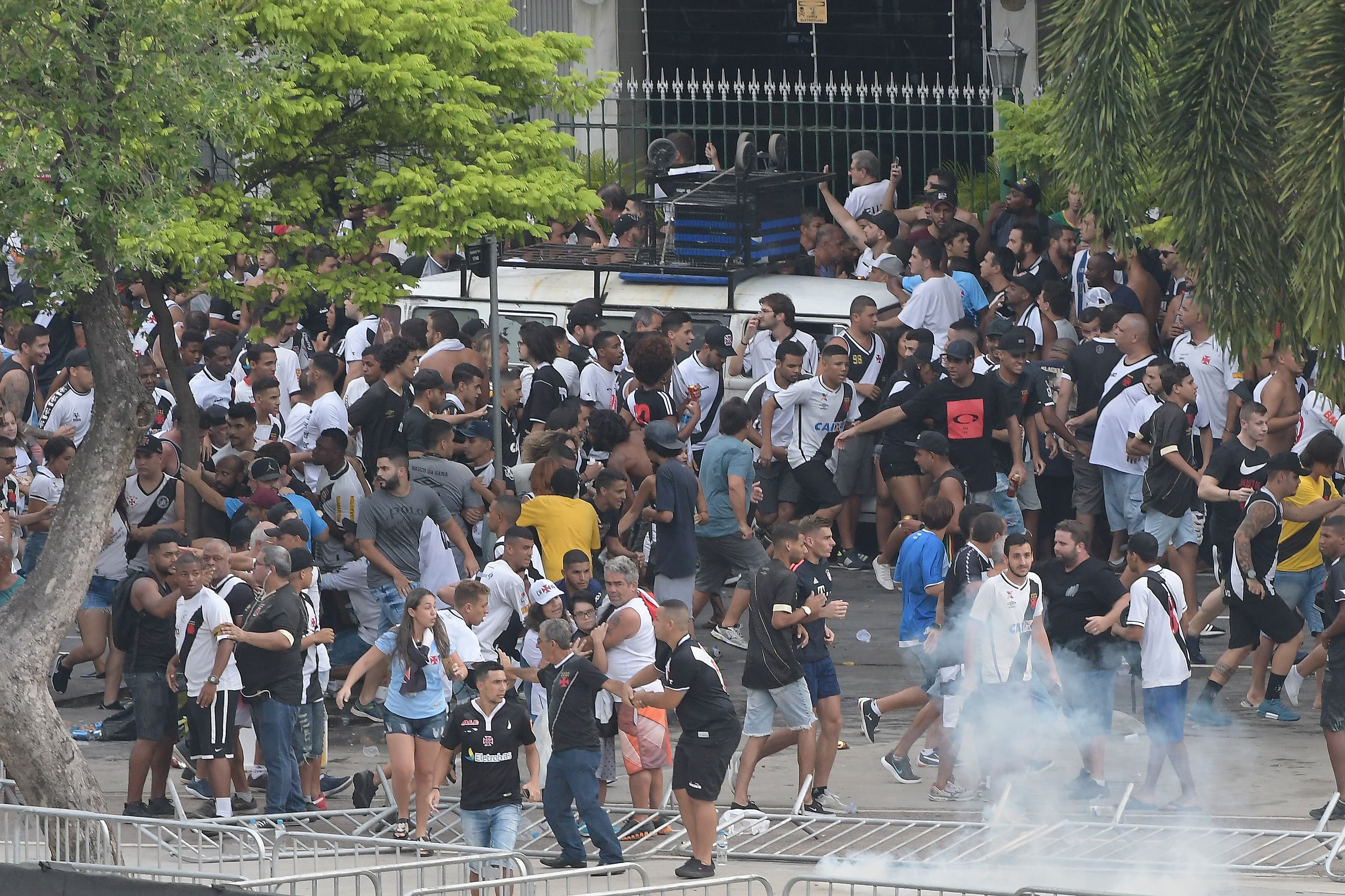 Confusão entre torcedores do Vasco e policiais antes da final da Taça Guanabara – 17/02/2019