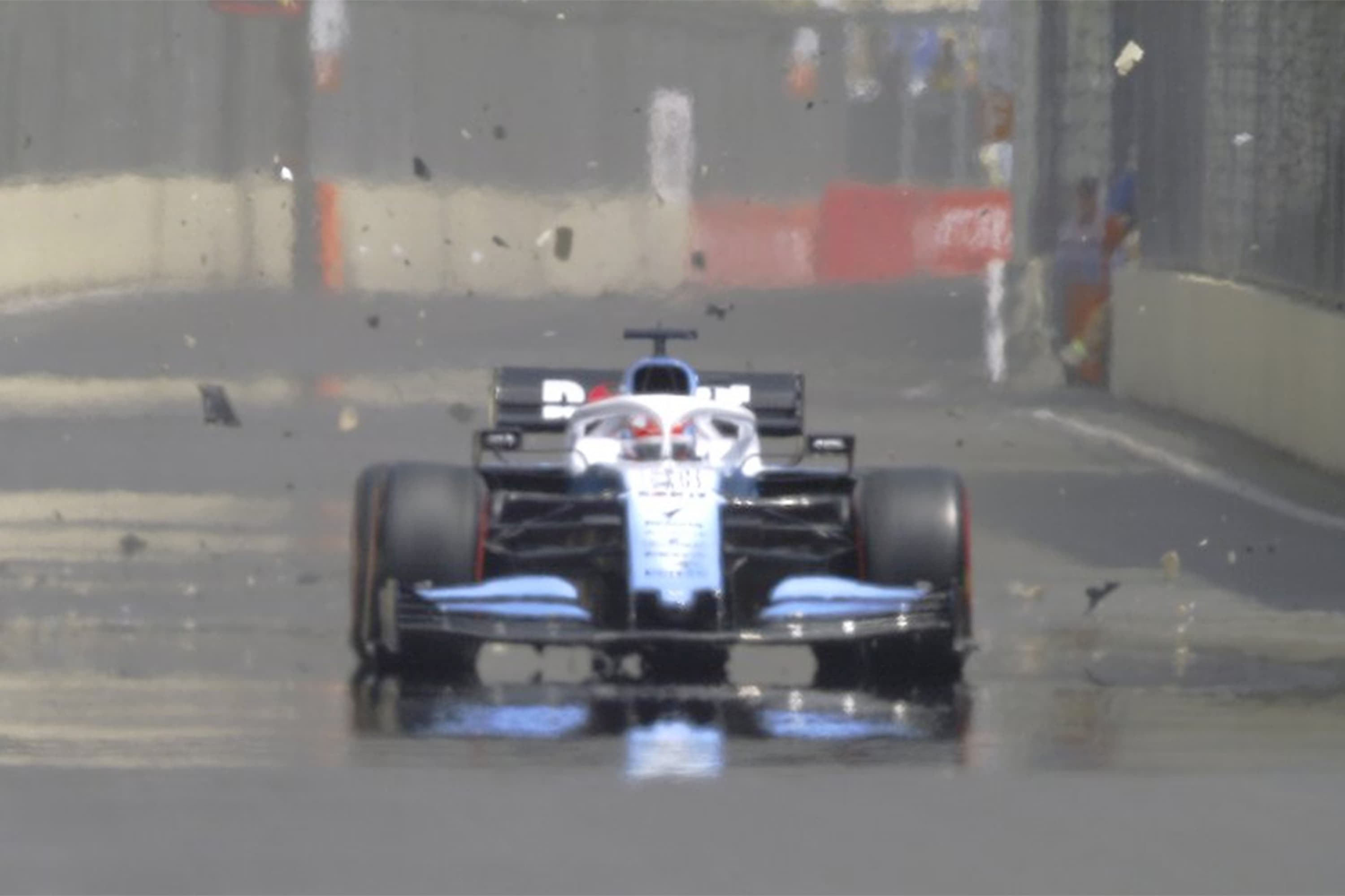 Carro do piloto britânico da Williams, George Russell, é atingido pela explosão de um bueiro durante a primeira sessão de treinos, antes do Grande Prêmio do Azerbaijão, em Baku – 26/04/2019