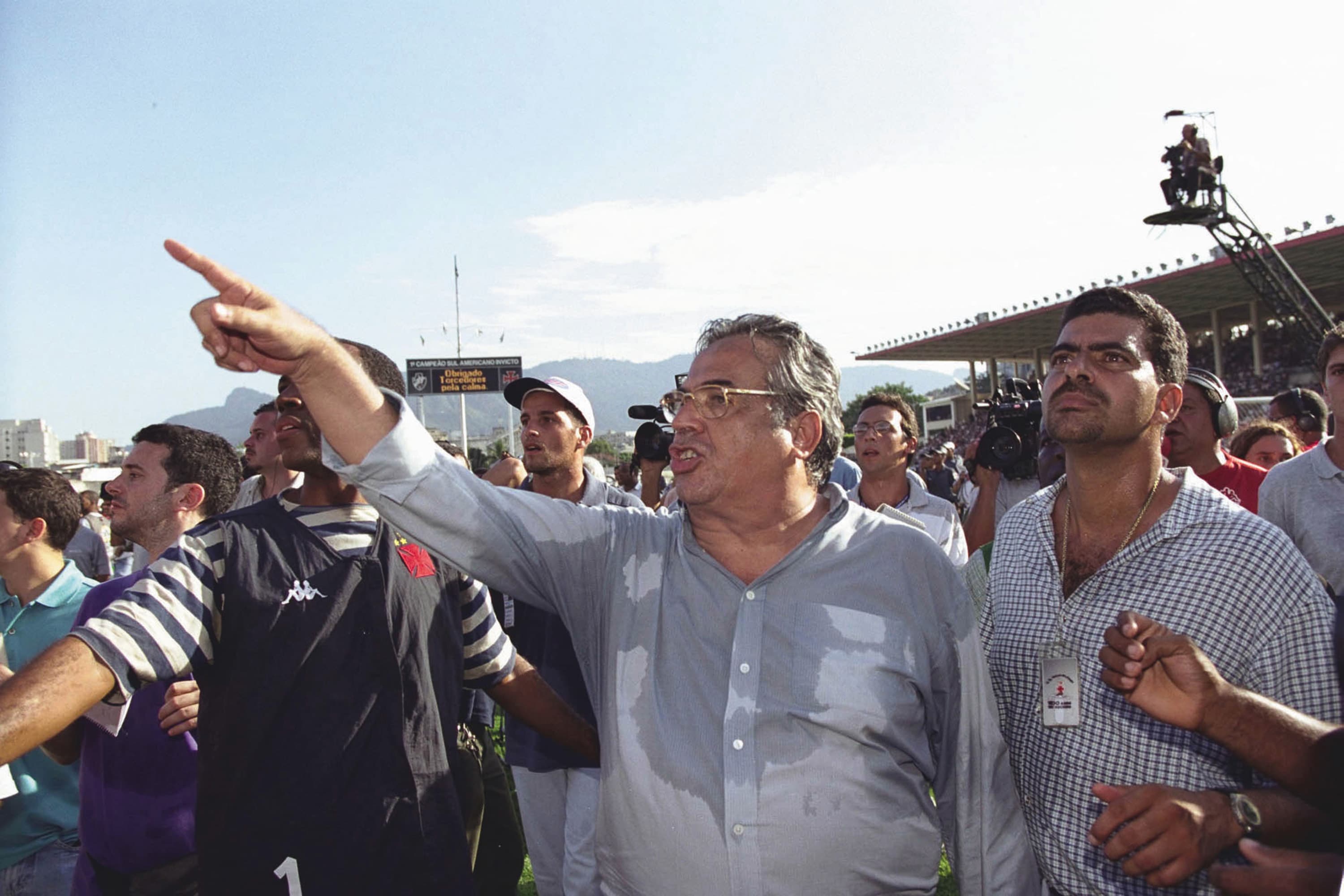 Eurico Miranda, então deputado federal e vice-presidente do Vasco da Gama, exigindo a continuação da partida contra o São Caetano pela final da Copa João Havelange, após a confusão que provocou a queda de parte do alambrado do estádio de São Januário no ano 2000