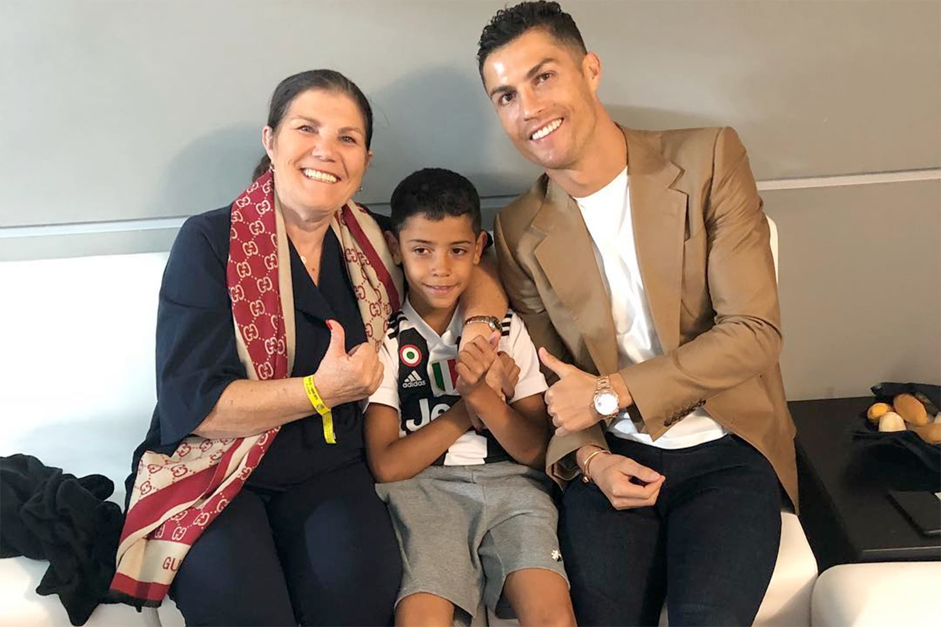 Cristiano Ronaldo posa para foto com a mãe Dolores Saveiro e com o filho