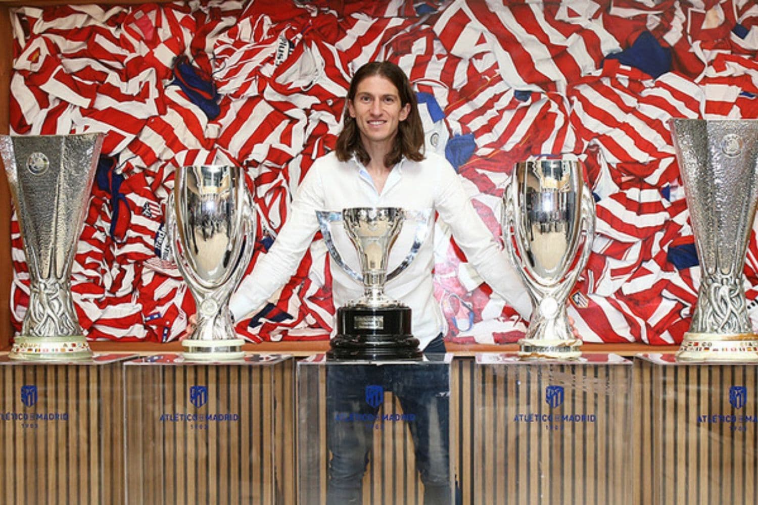 O lateral brasileiro Filipe Luís, de 33 anos, se despediu oficialmente do Atlético de Madrid, clube espanhol pelo qual atuou por oito temporadas