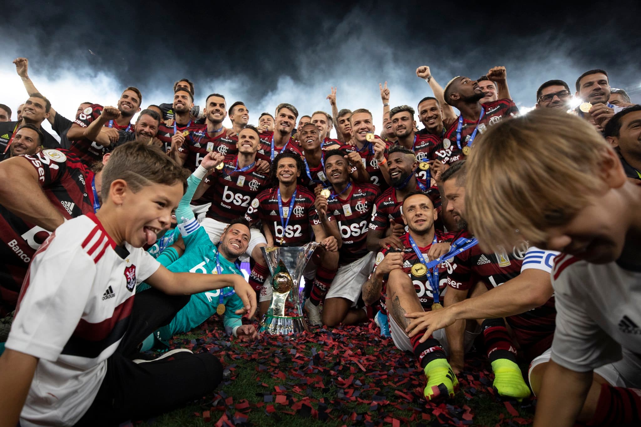 Jogadores do Flamengo com a taça do Campeonato Brasileiro de 2019