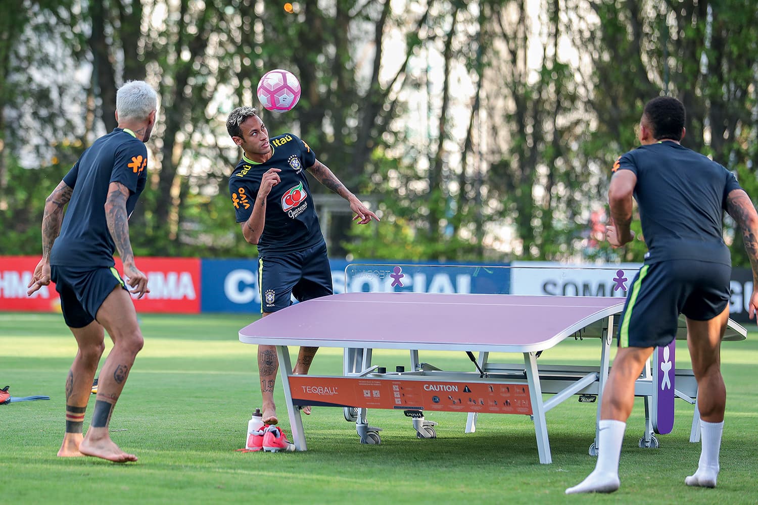 NEYMAR APROVA – “Boleiros” da seleção: eles gostam de exibir habilidades em torno de uma mesa de Teqball