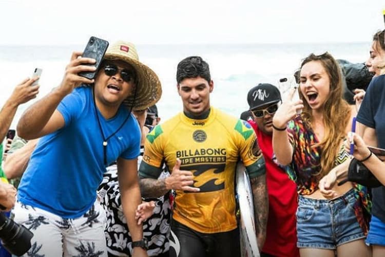 O surfista brasileiro Gabriel Medina comemora com torcedores em Pipeline