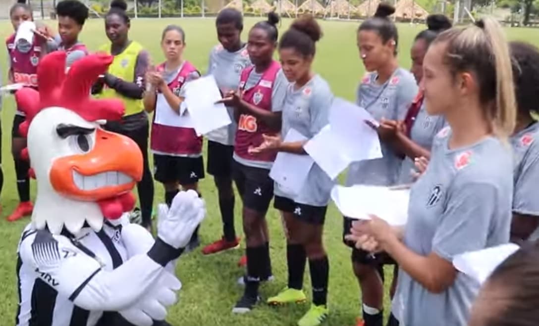 "Galo Doido" pediu perdão à zagueira Vitória Calhau no treino da equipe feminina do Atlético