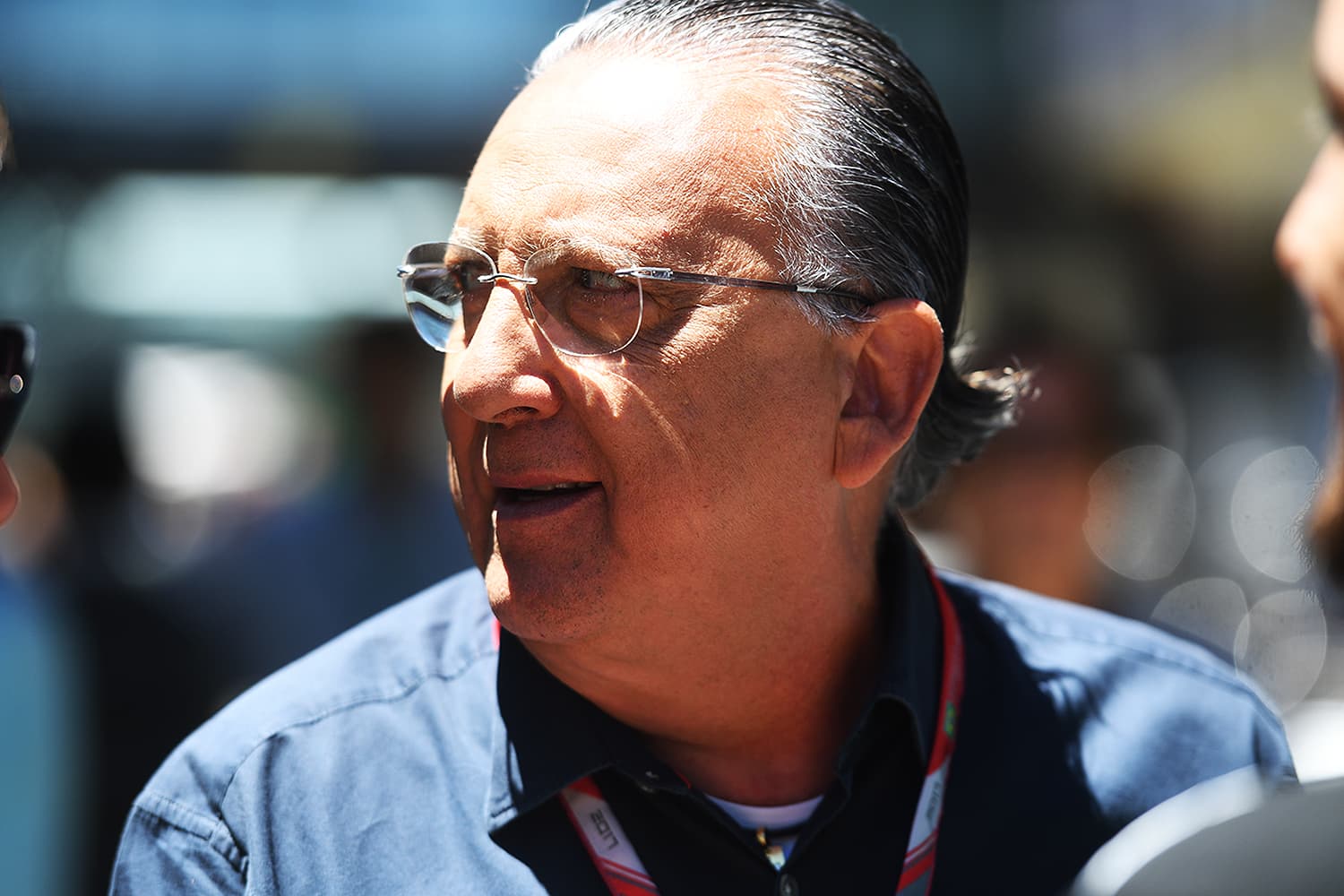 O narrador Galvão Bueno caminha pelos boxes antes da largada do GP do Brasil, no Autódromo de Interlagos