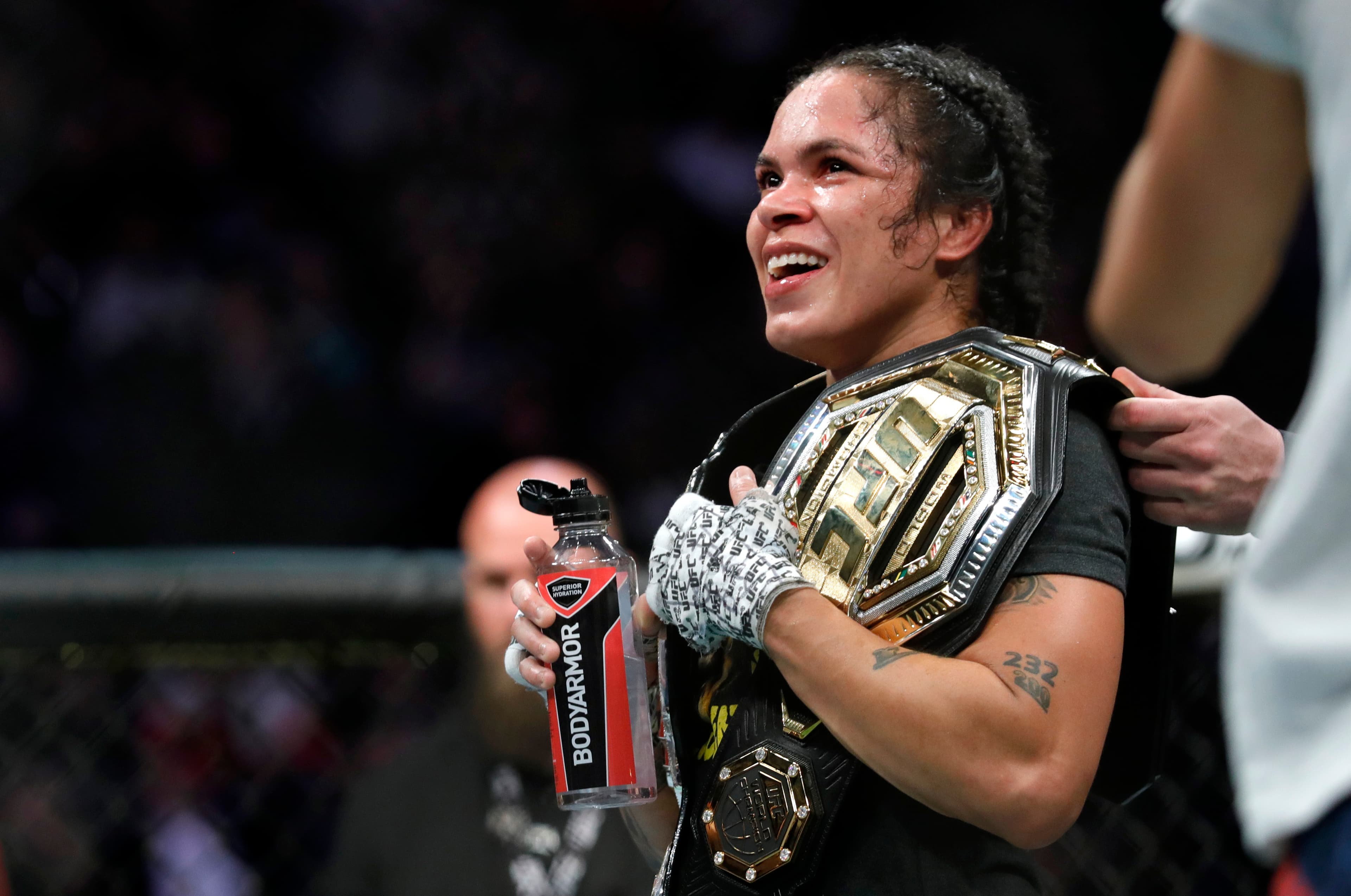 Amanda Nunes celebra vitória no UFC 245
