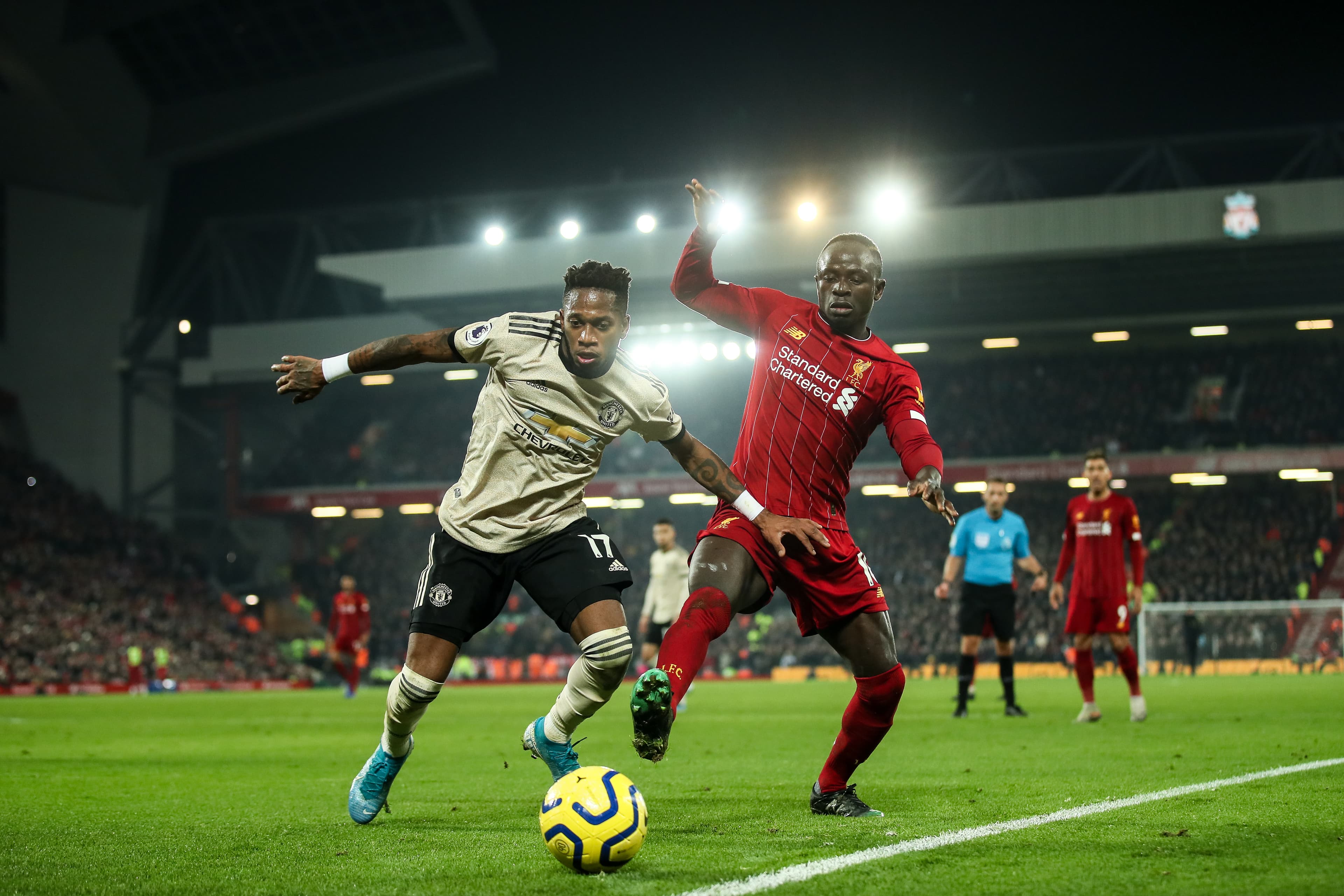 O meia Fred, do Manchester United, disputa bola com o atacante Sadio Mane, do Liverpool, durante clássico válido pelo Campeonato Inglês