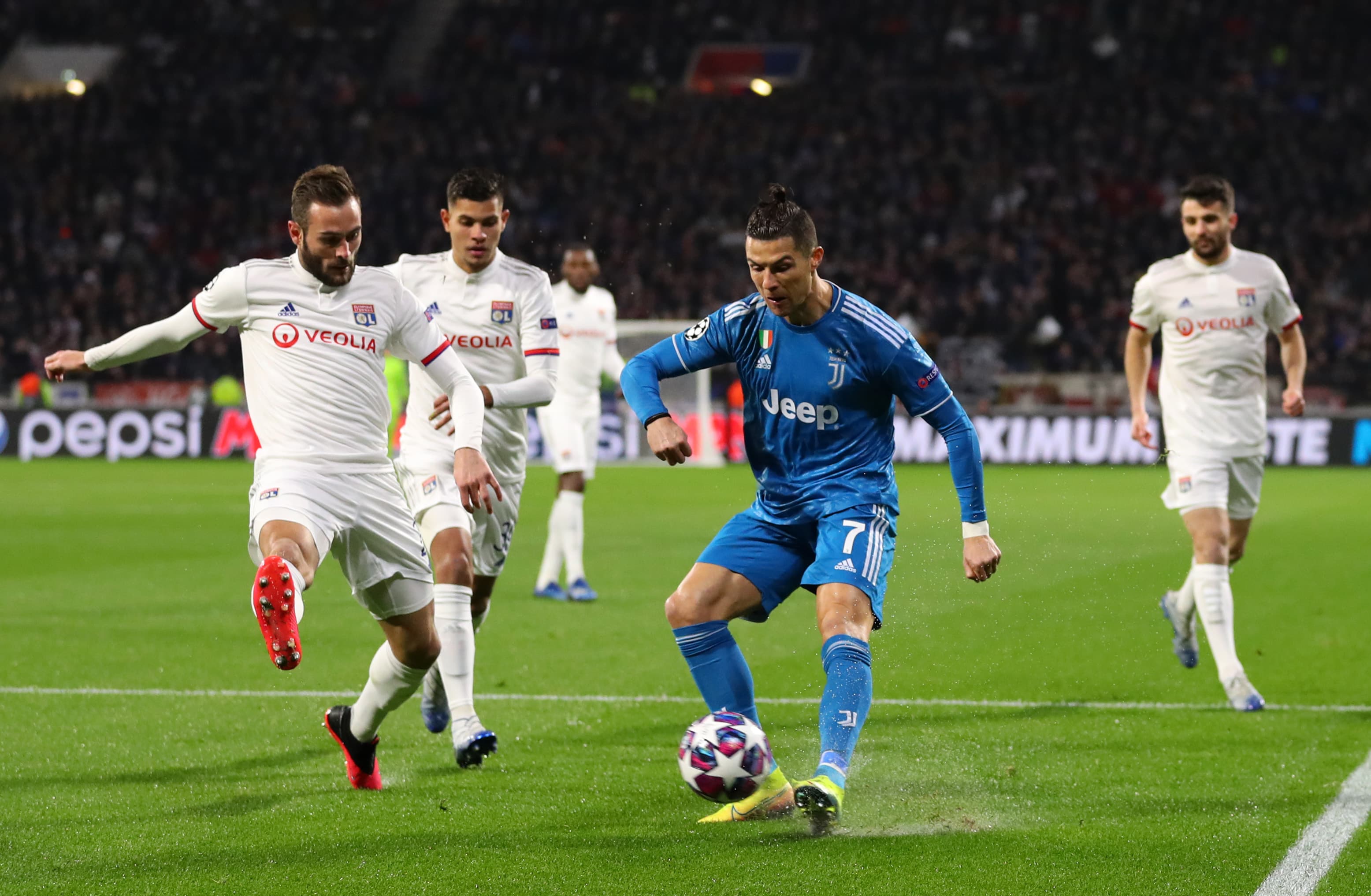 Cristiano Ronaldo, da Juventus, em ação contra o Lyon, pelas oitavas de final da Liga dos Campeões