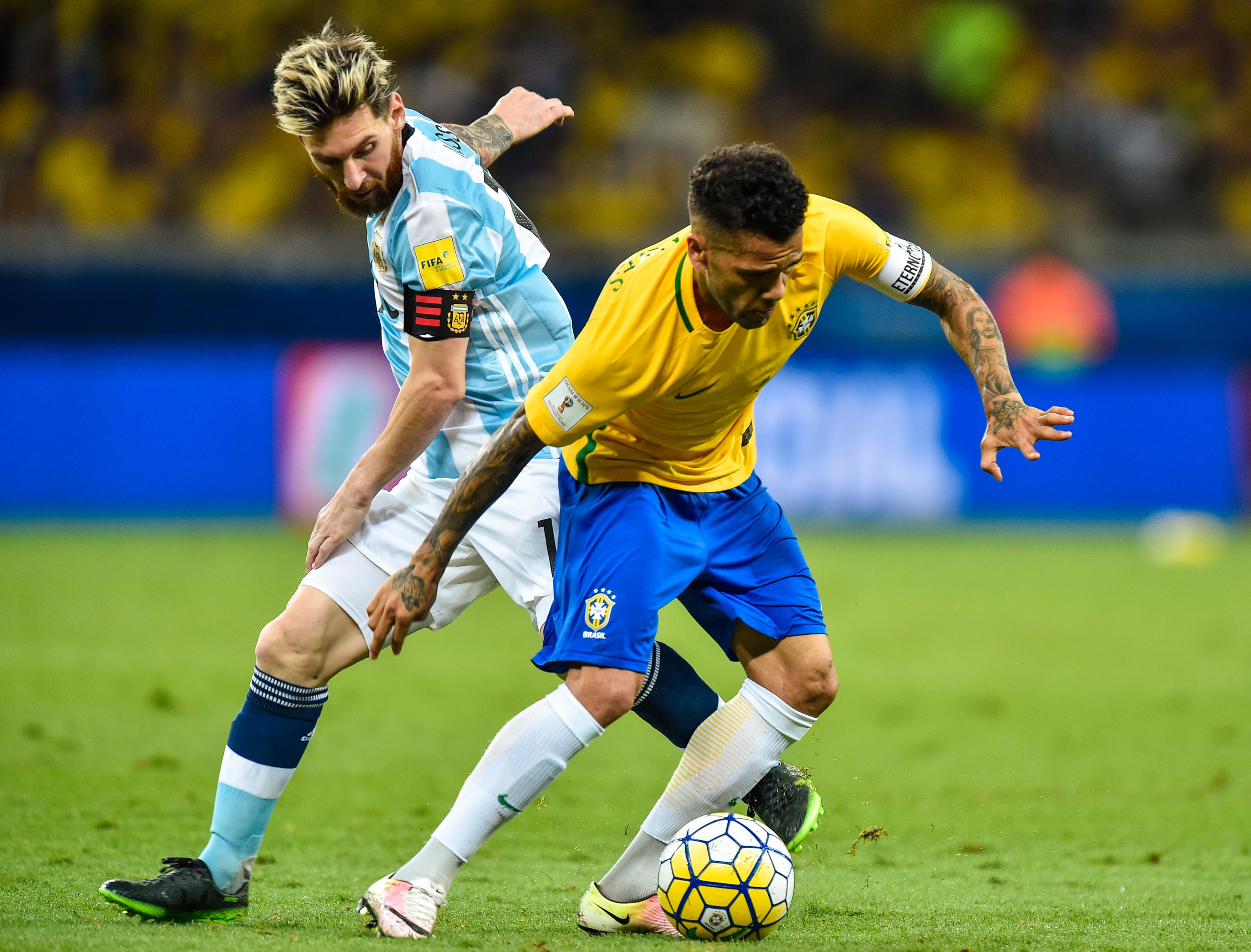 Lionel Messi e Daniel Alves, em clássico entre Brasil e Argentina, em 2016, no Mineirão - Pedro Vilela/Getty Images