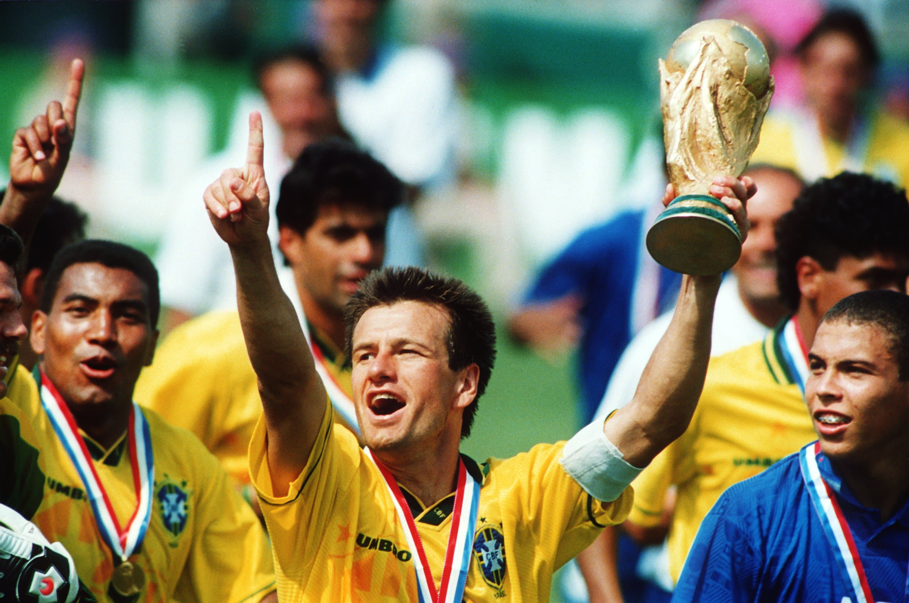 Dunga, capitão da seleção brasileira, com a taça da Copa de 1994