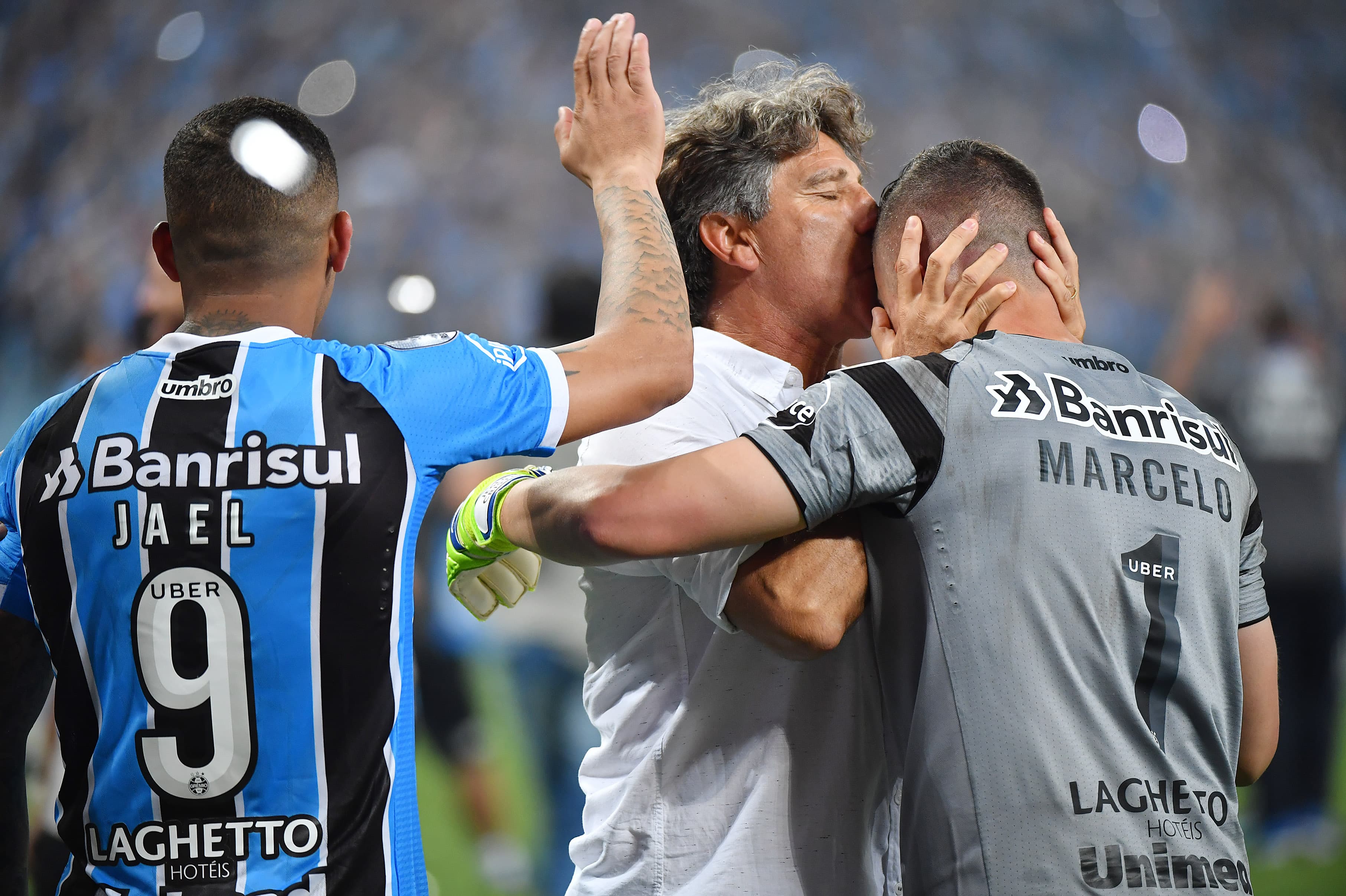 O técnico do Grêmio, Renato Gaúcho comemora com o goleiro Marcelo Grohe, após conquistar a Recopa sobre o Independiente nos pênaltis