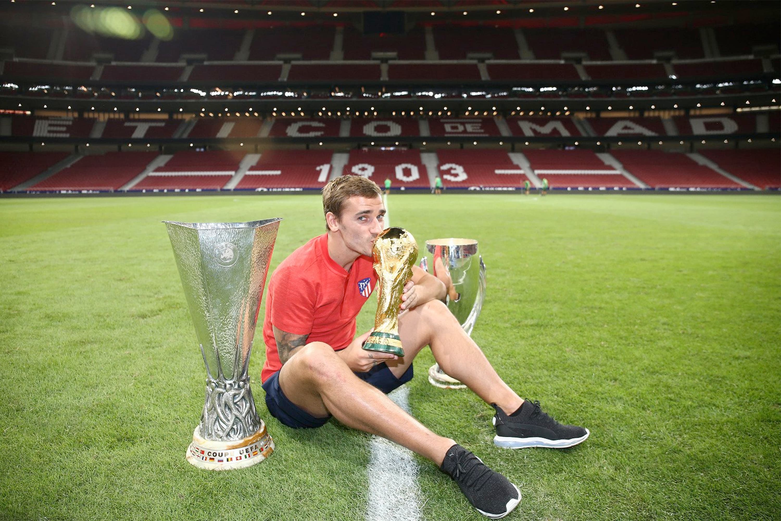 Atlético de Madrid posta foto do atacante francês Antoine Griezmann com as taças da Copa do Mundo, Liga Europa e Supercopa da Uefa