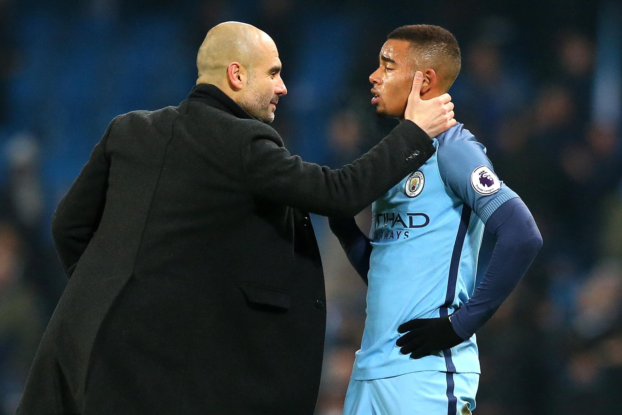 Pep Guardiola cumprimenta Gabriel Jesus por sua grande atuação