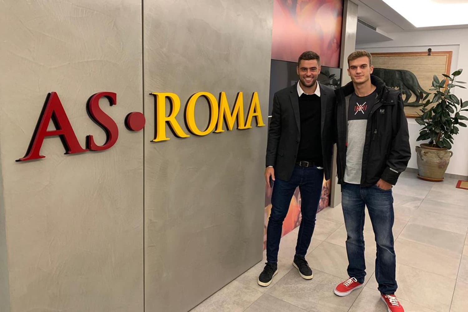 O jogador Felipe Estrella e seu agente Guilherme Alves na sede do time AS Roma