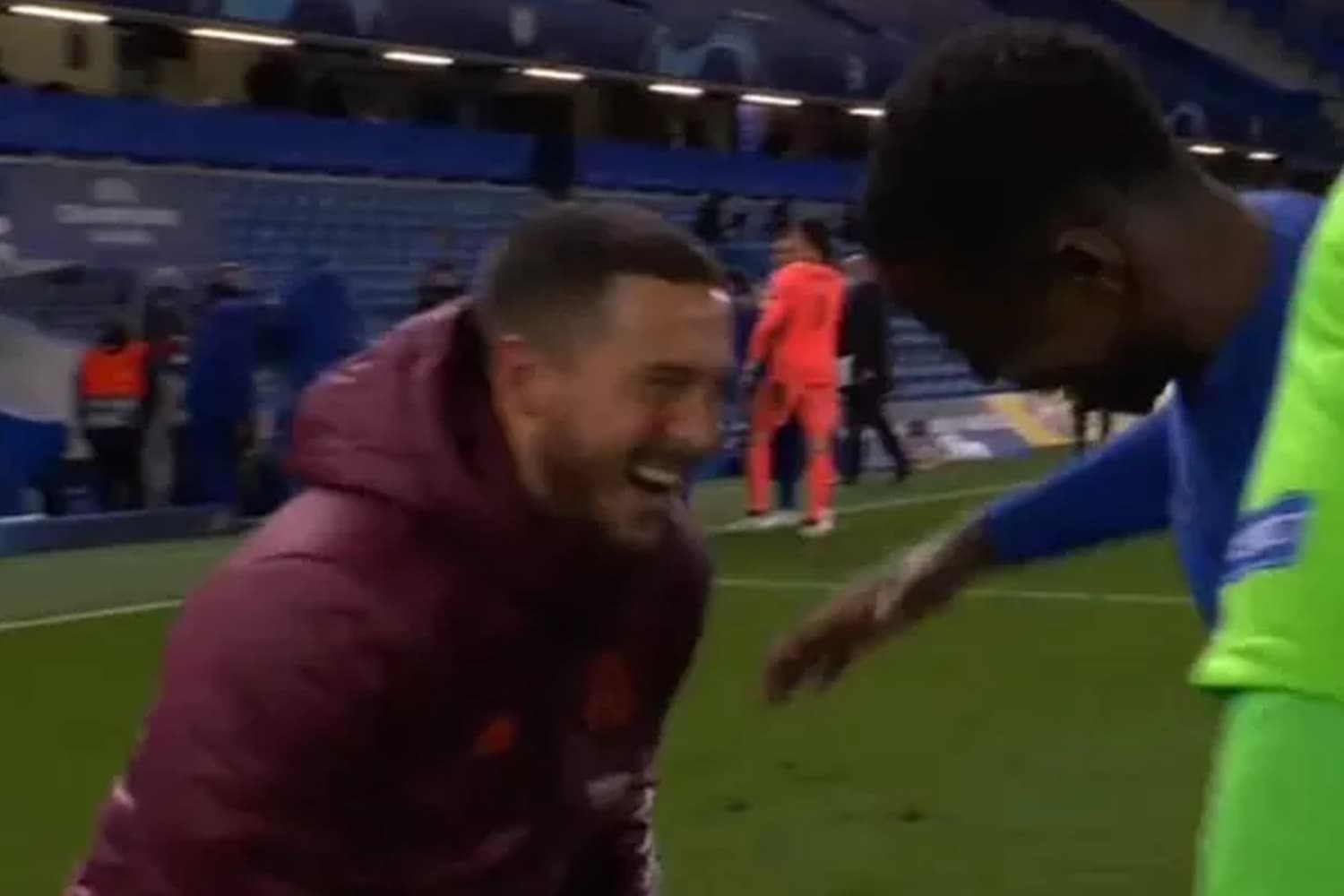 Hazard cumprimentou aos risos ex-companheiros de Chelsea -