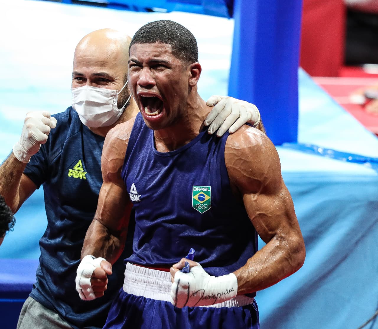 Hebert Conceição comemora o nocaute diante do campeão mundial