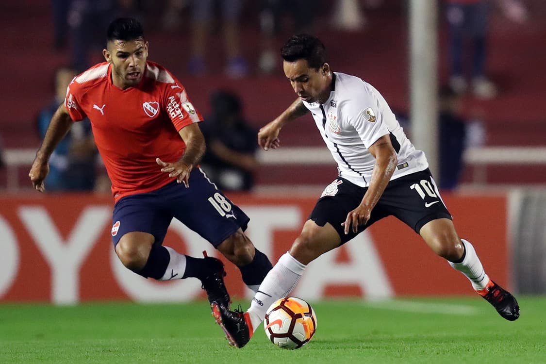 Disputa de bola na partida entre Independiente e Corinthians, pela Libertadores, em Buenos Aires