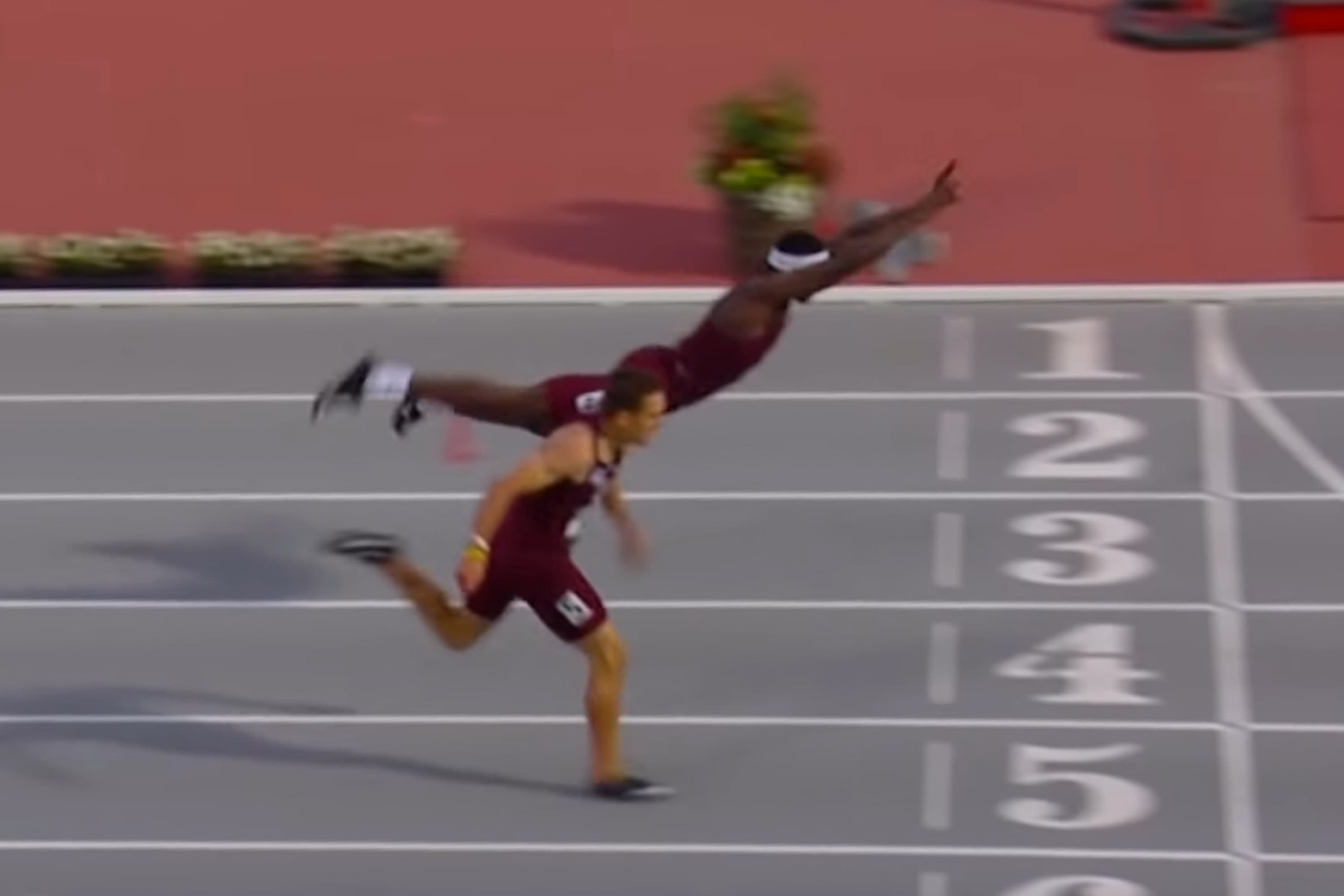 O atleta universitário Infinite Tucker, conquistou a vitória nos 400 metros com barreiras ao realizar um ‘salto de super-homem’ sobre a linha de chegada durante torneio no Arkansas