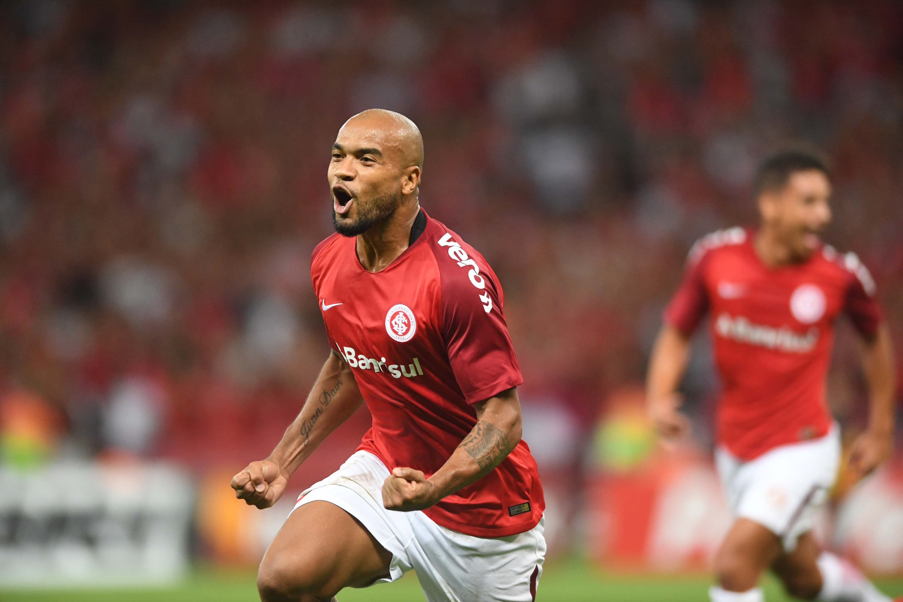 Moledo comemora o gol do Internacional