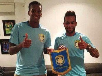 Jô ao lado de Alex Teixeira, ambos recém contratados pelo chinês Jiangsu Suning