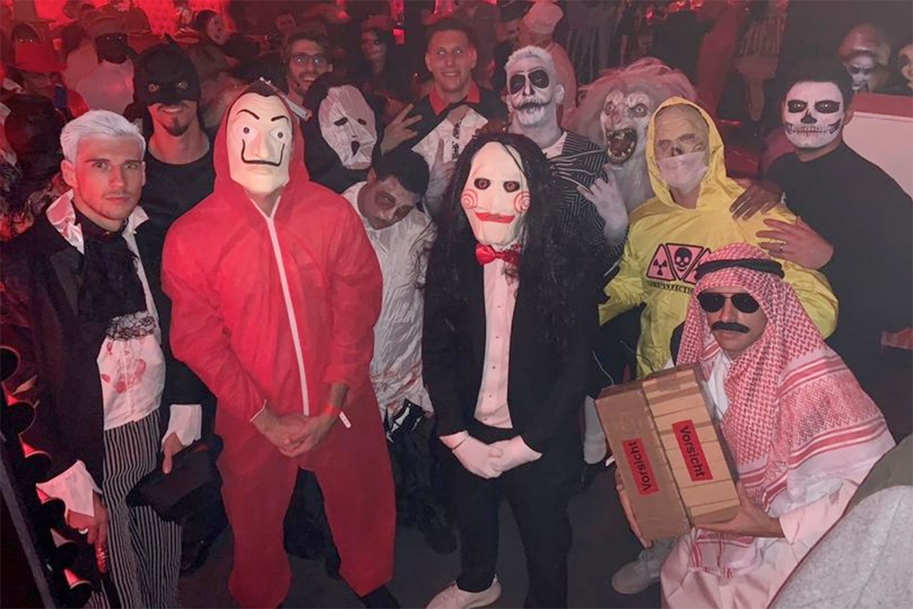 O jogador brasileiro Rafinha aparece com fantasia polêmica em foto publicada pelo Bayern de Munique