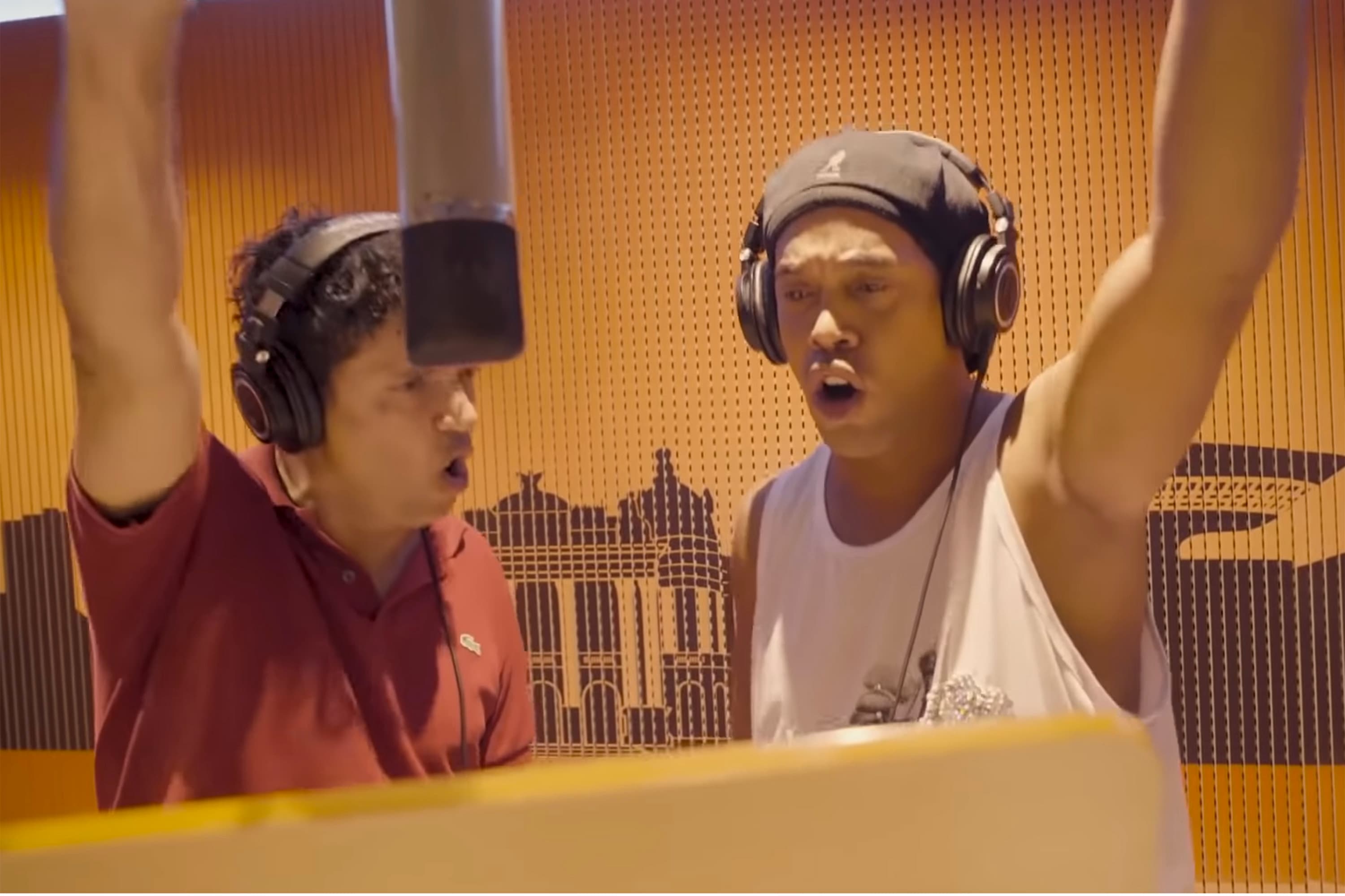 Jorge Vercillo e Ronaldinho Gaúcho no clipe da música ‘Garra’