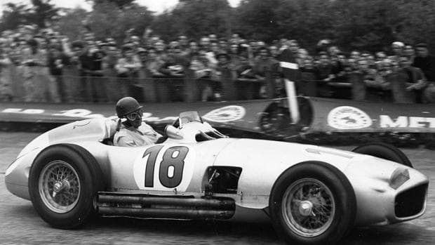 Juan Manuel Fangio em seu Mercedes-Benz W196, em 1954